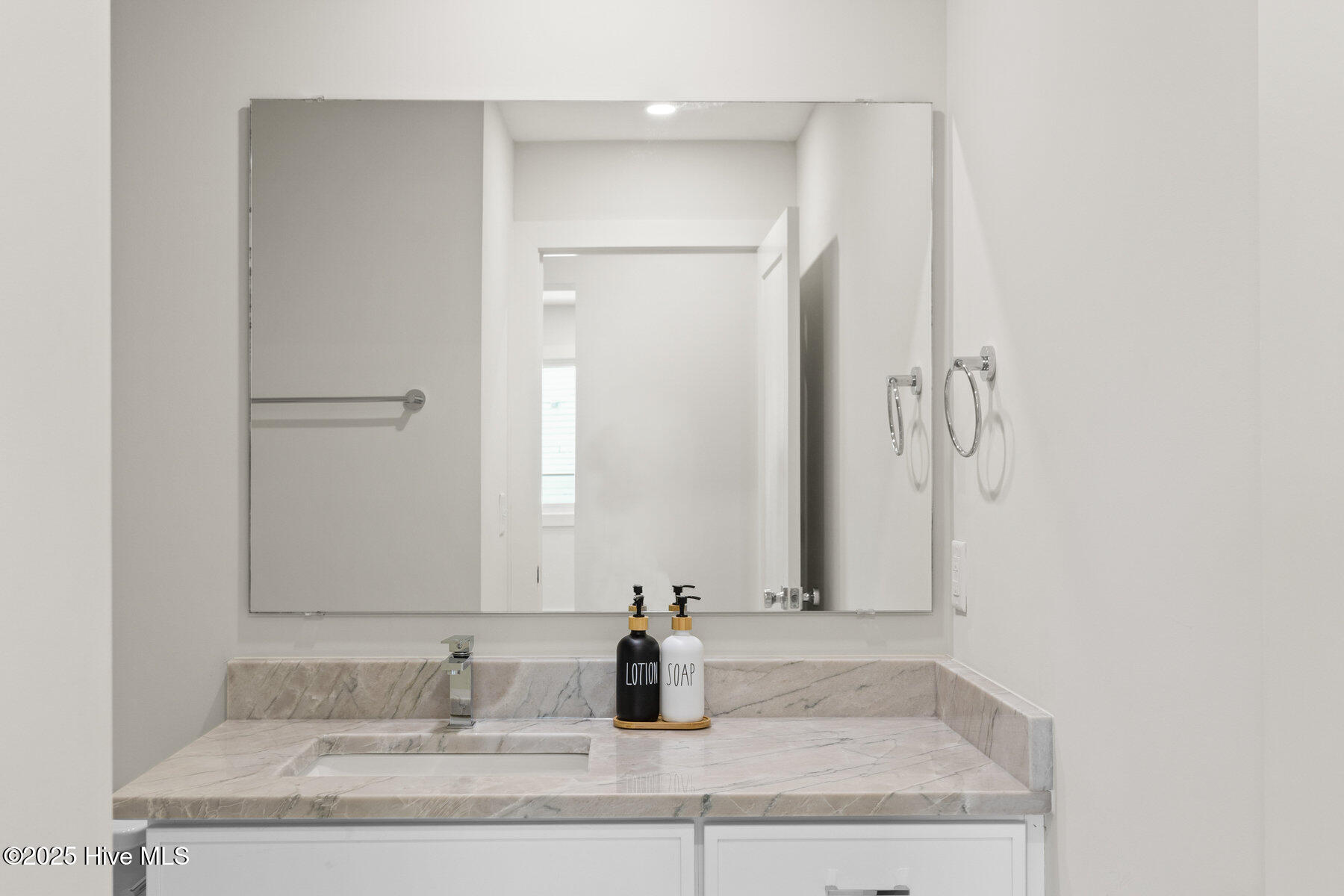 100523208 | Photo 27