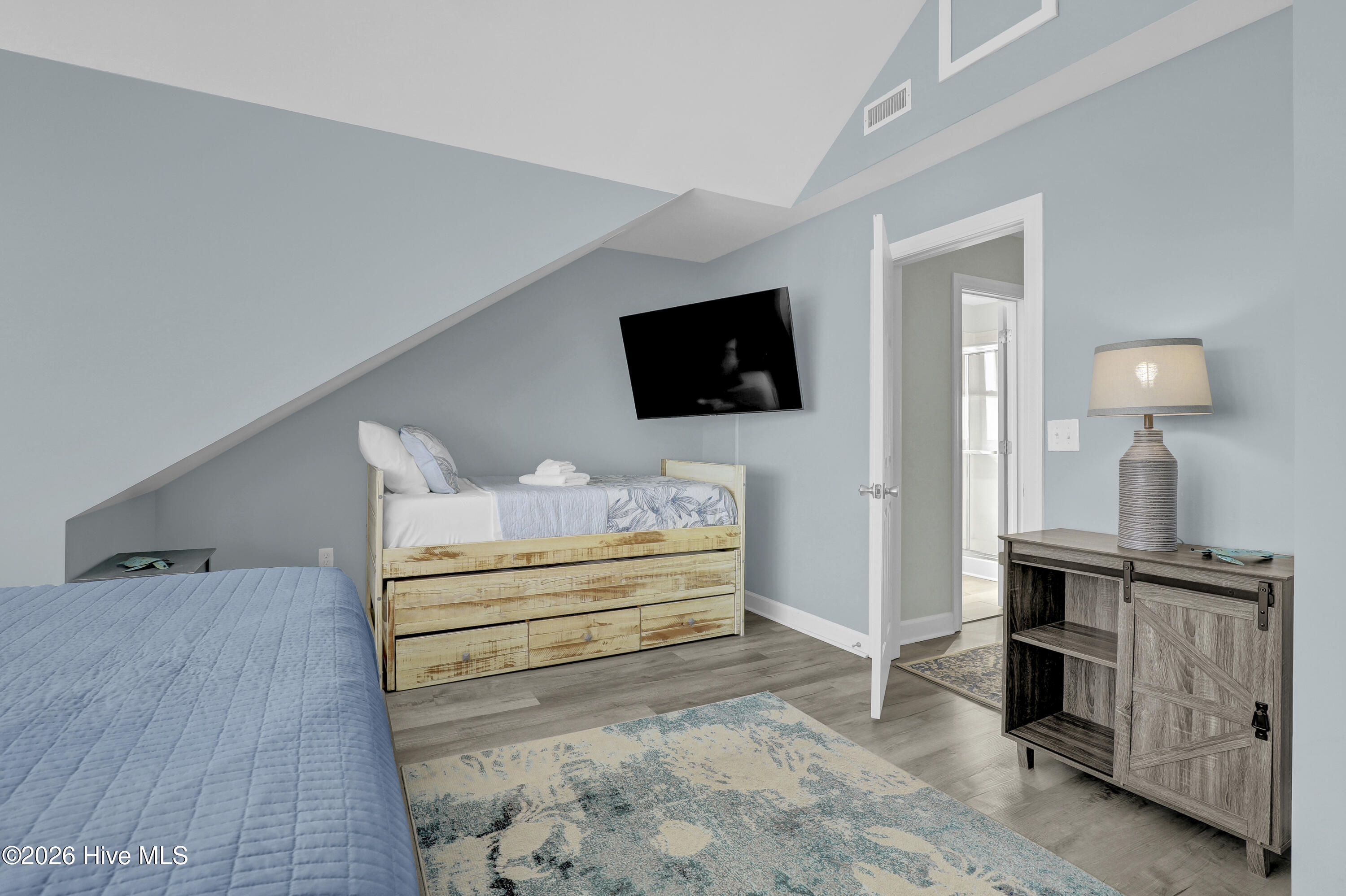 100550278 | Photo 28