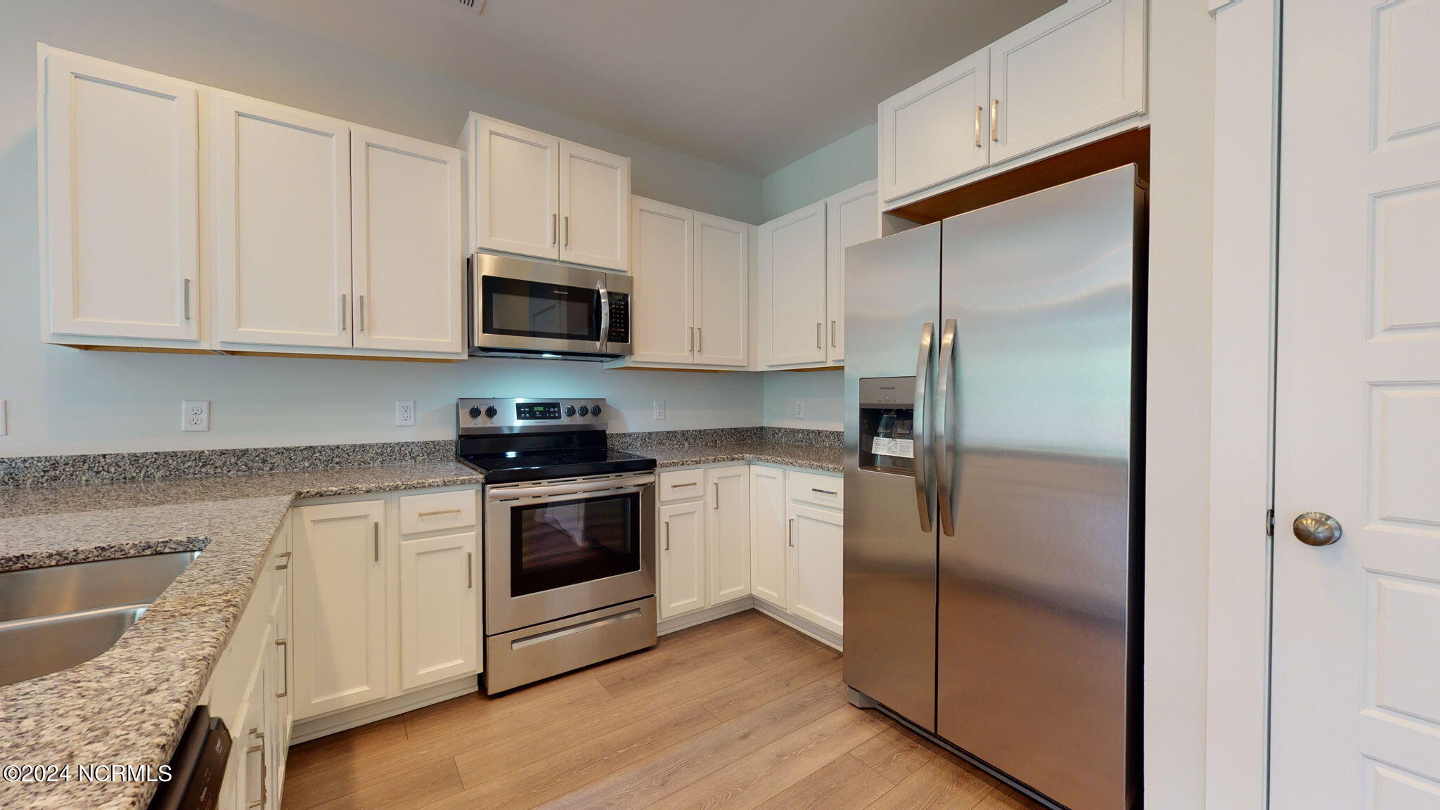 100548244 | Photo 26