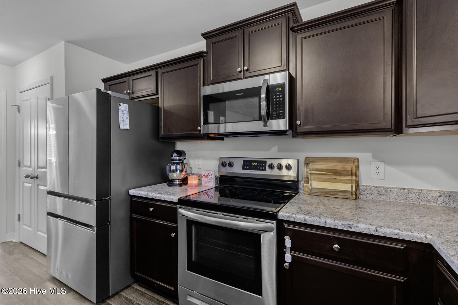 100549890 | Photo 12