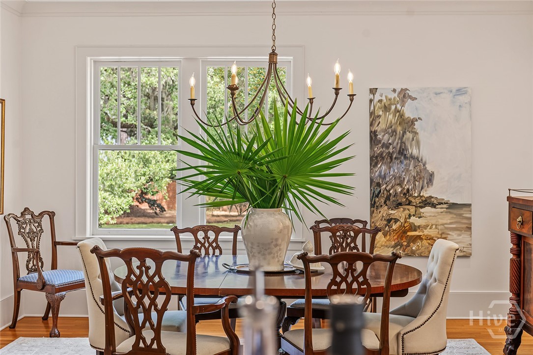 Dining room with bar nook