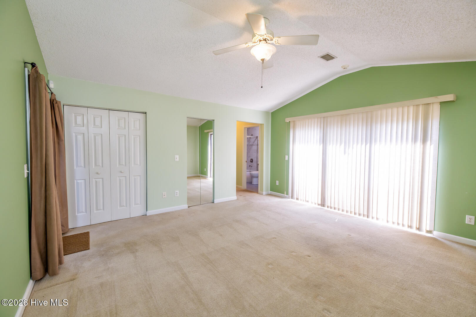 100567936 | Photo 15