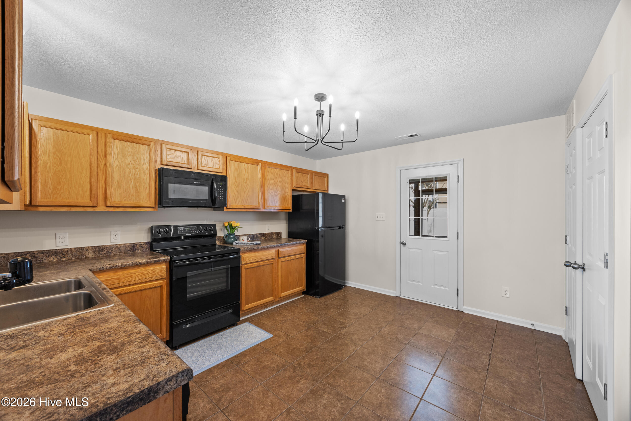 100552450 | Photo 14