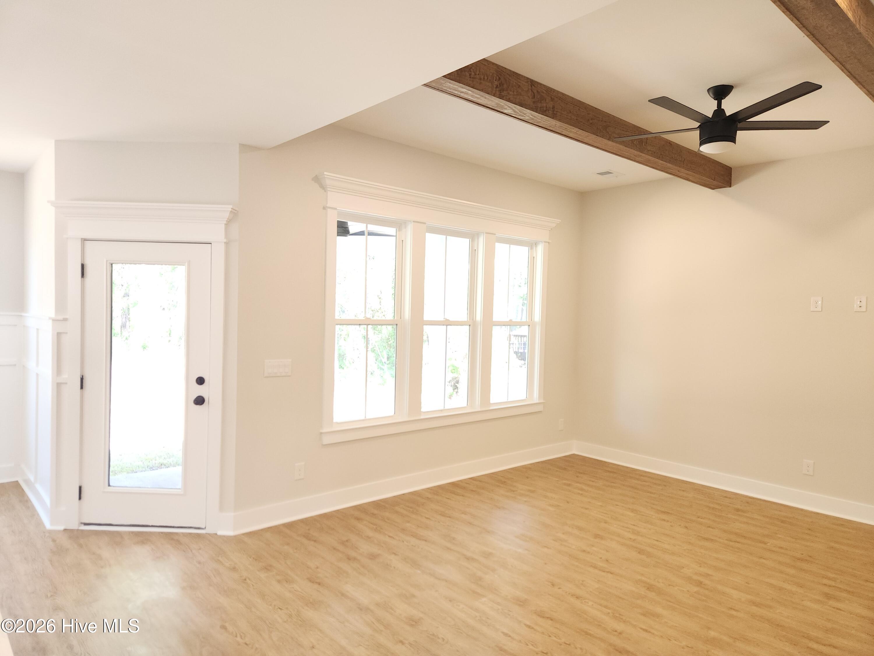 100567730 | Photo 11