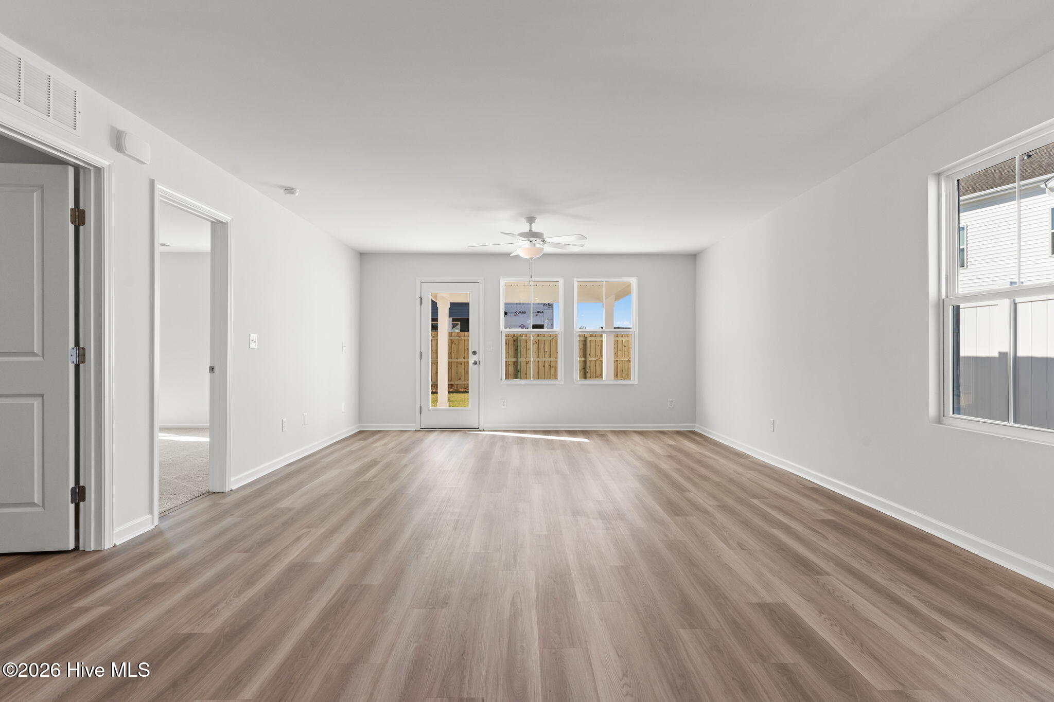 100553228 | Photo 24