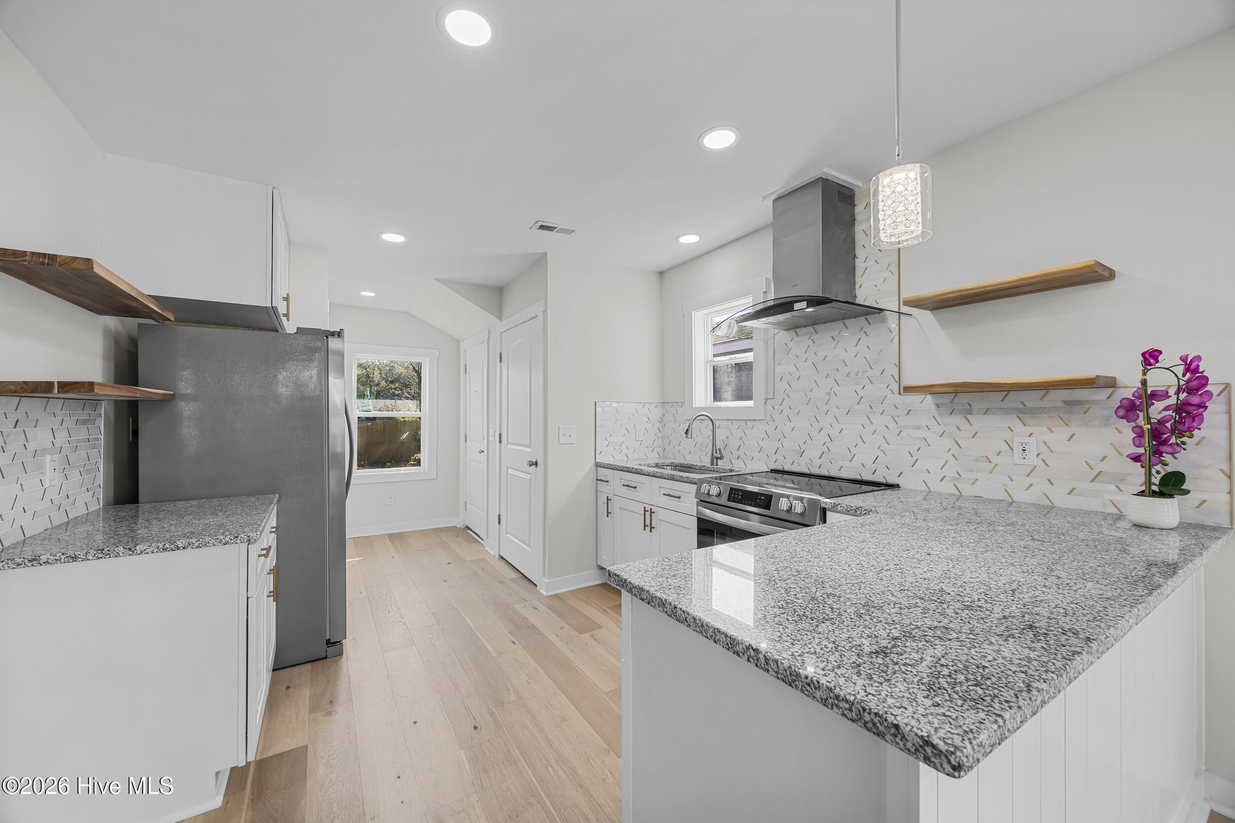 100561415 | Photo 10