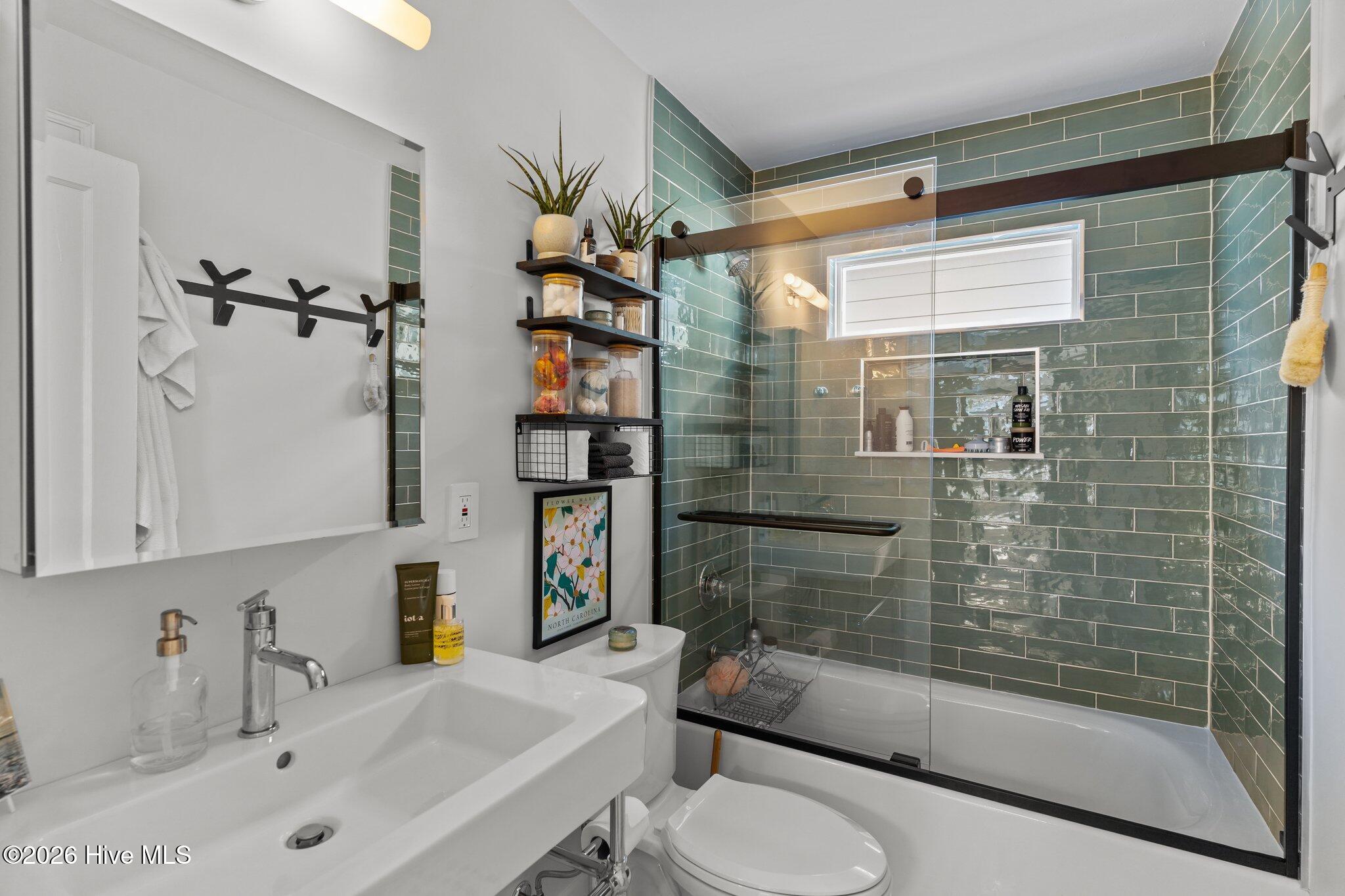 100557813 | Photo 23