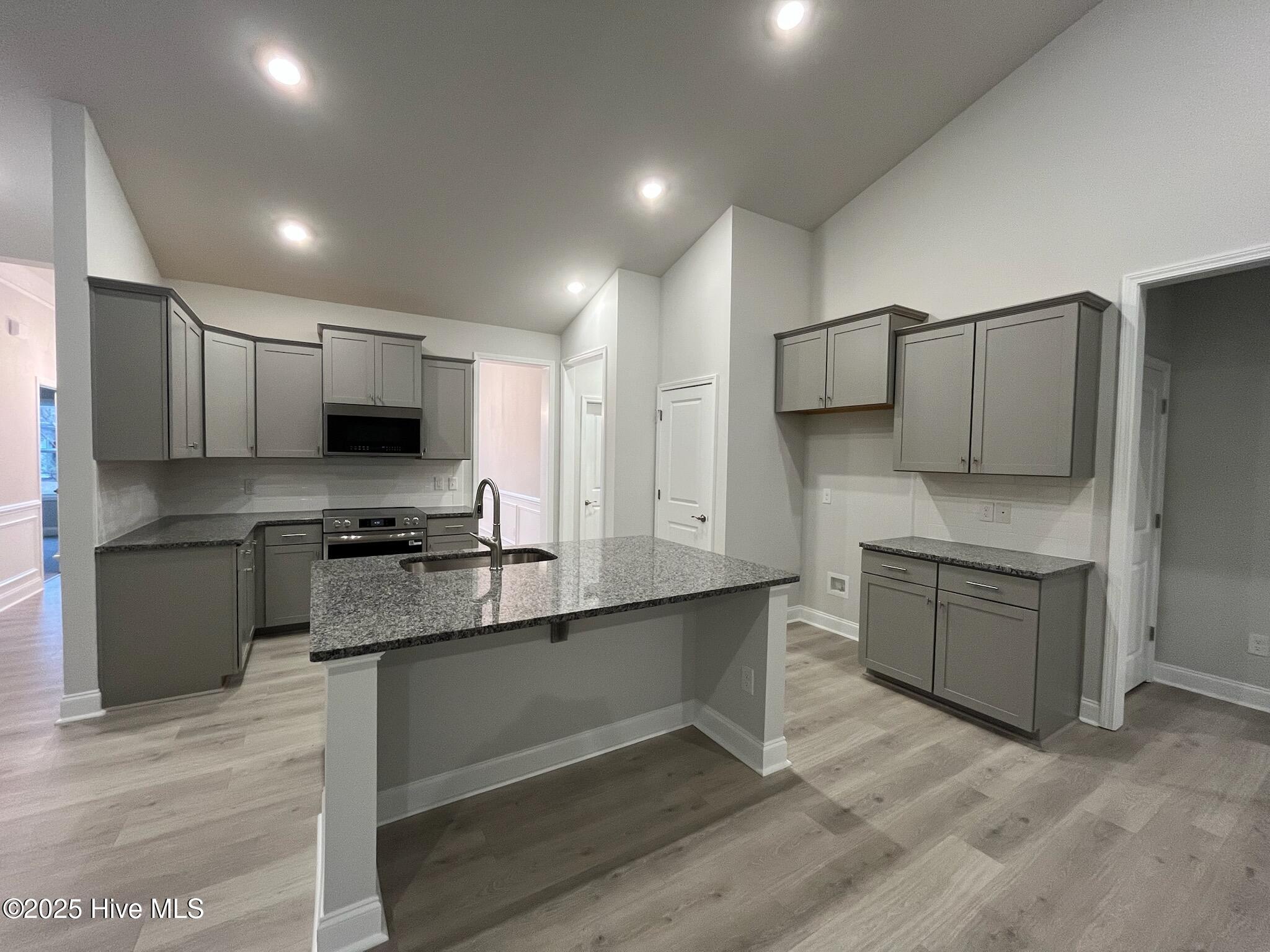 100545325 | Photo 10