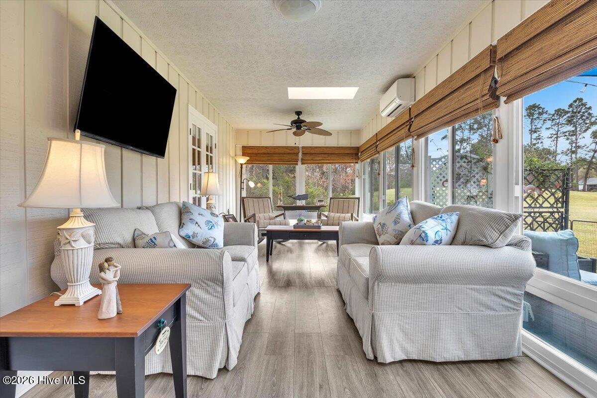 100563011 | Photo 29