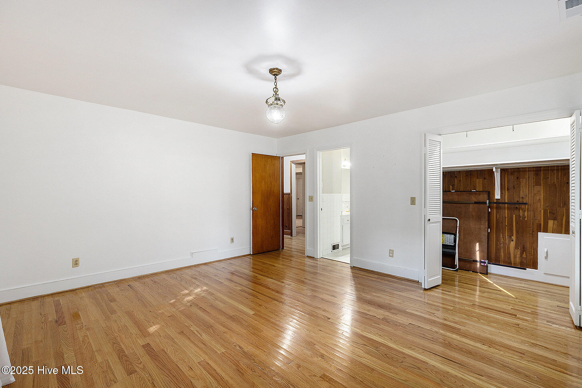 100537209 | Photo 21