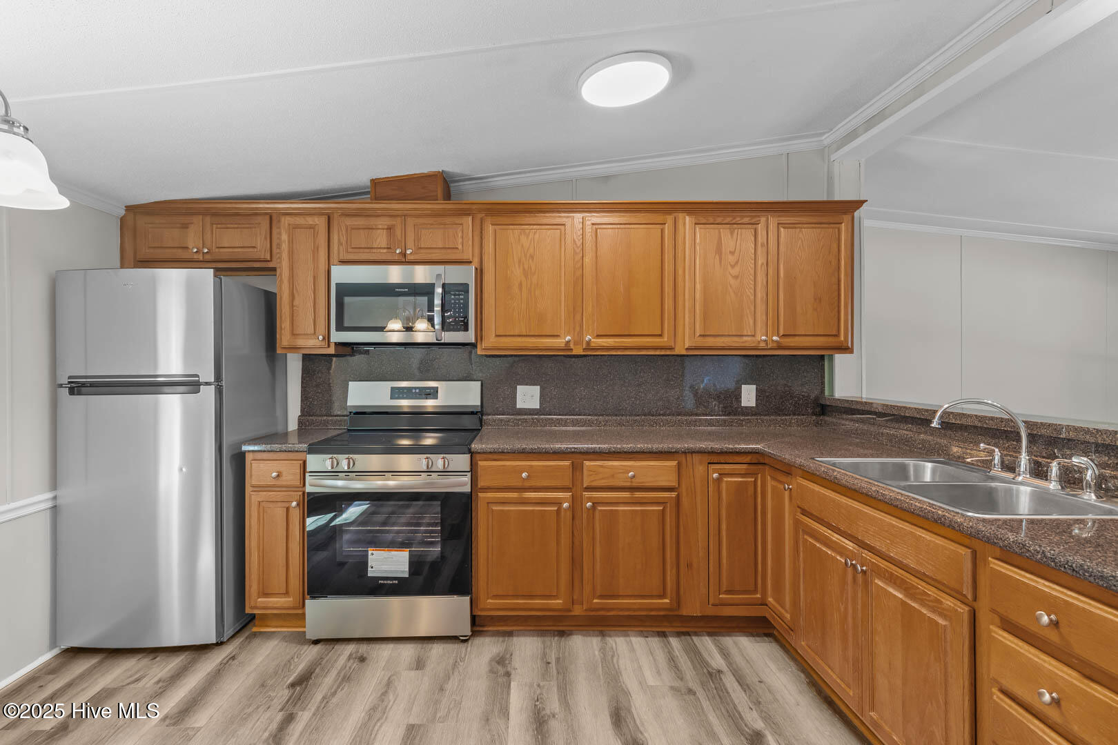 100565795 | Photo 11