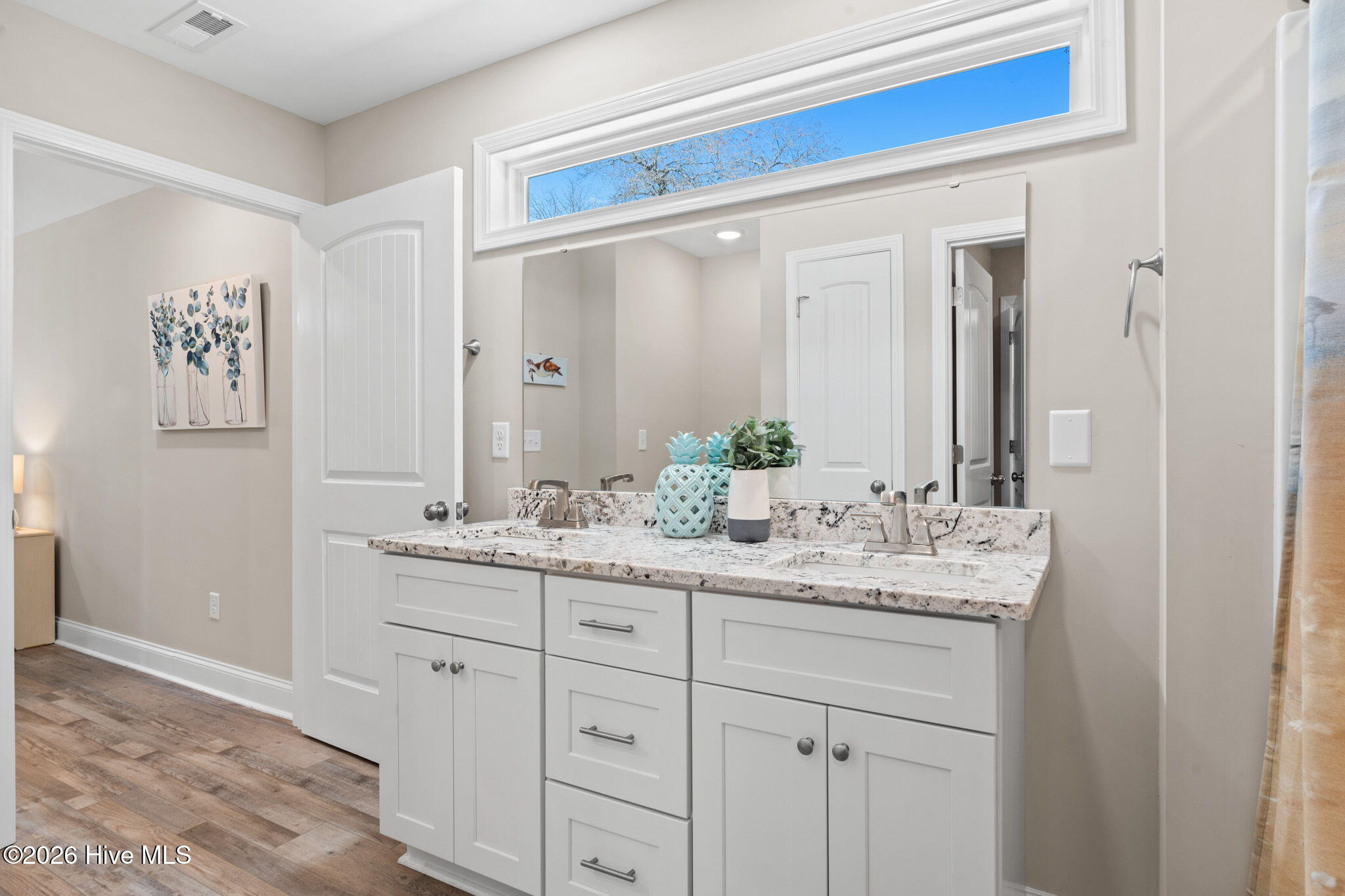 100564601 | Photo 20