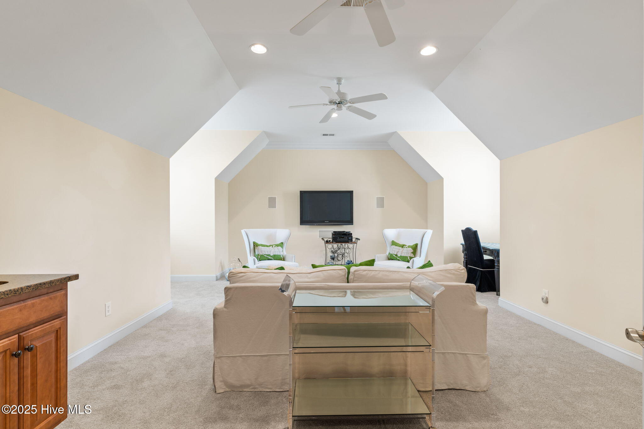 100518405 | Photo 42