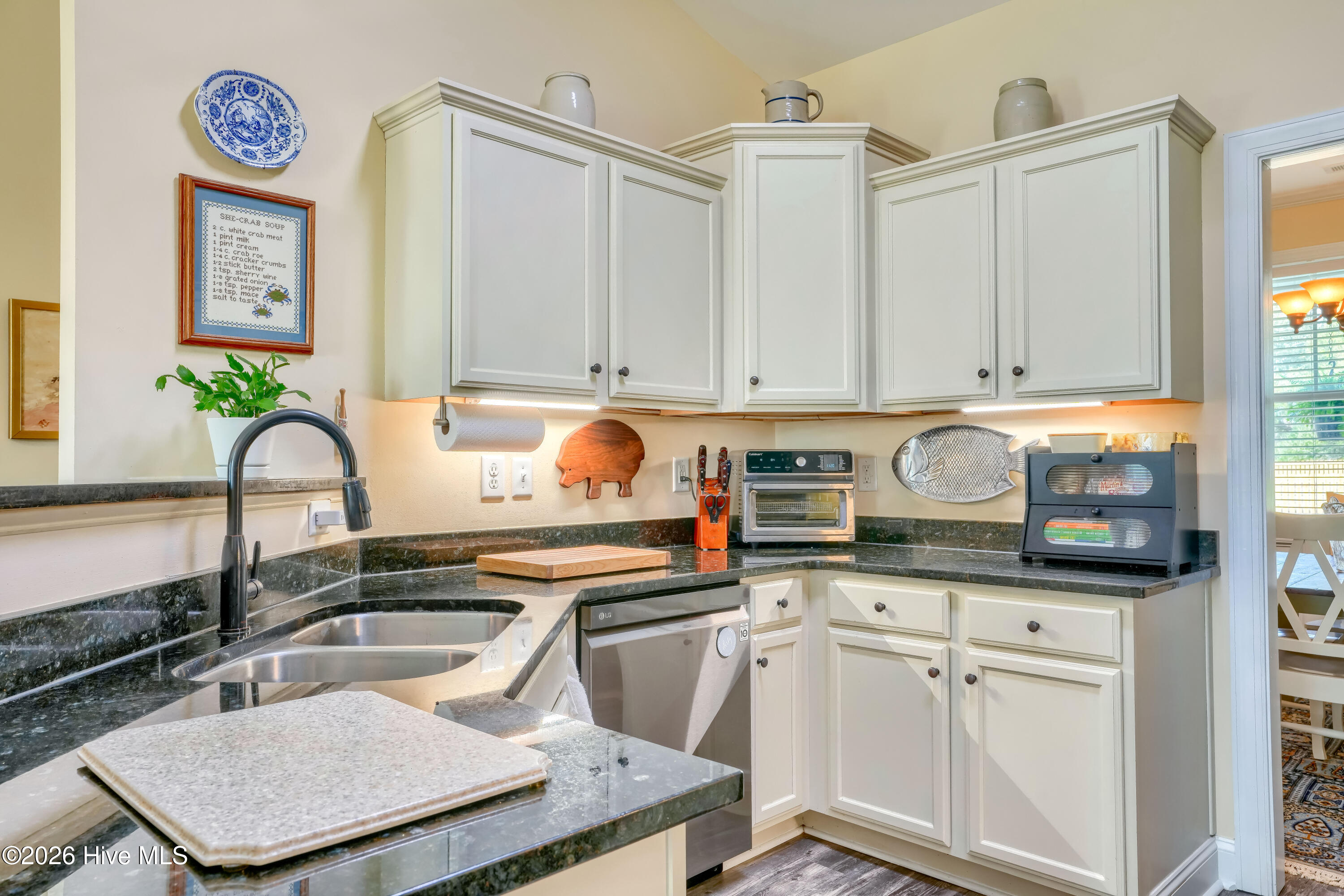 100563582 | Photo 19