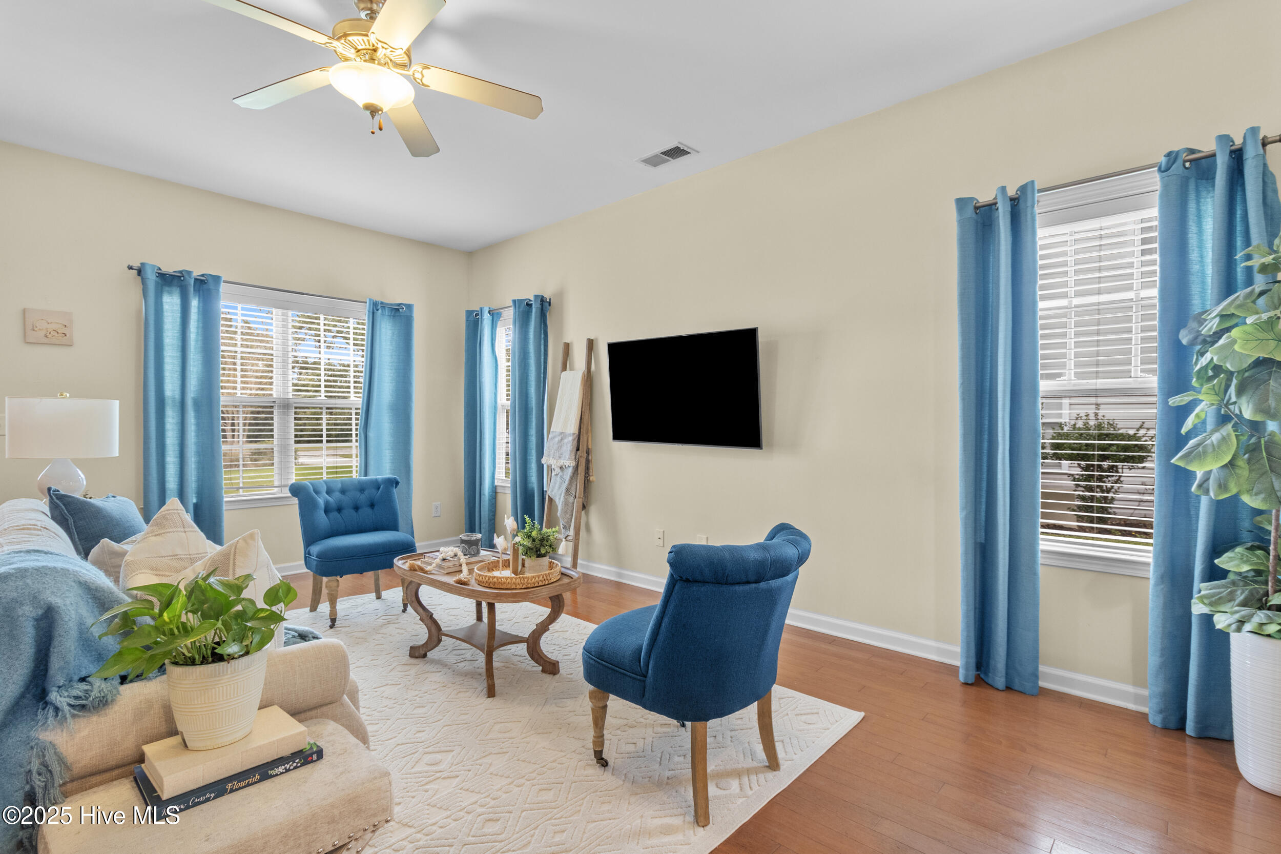 100536590 | Photo 11