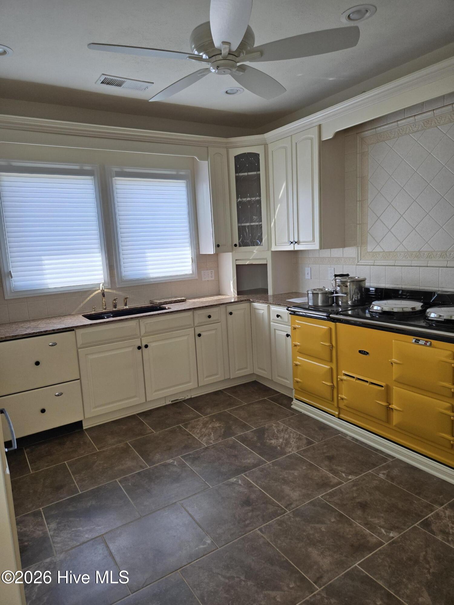 100545211 | Photo 26