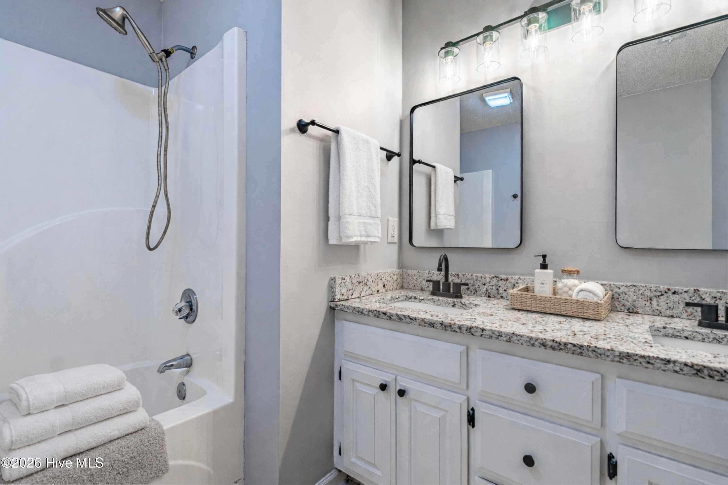 100557378 | Photo 40