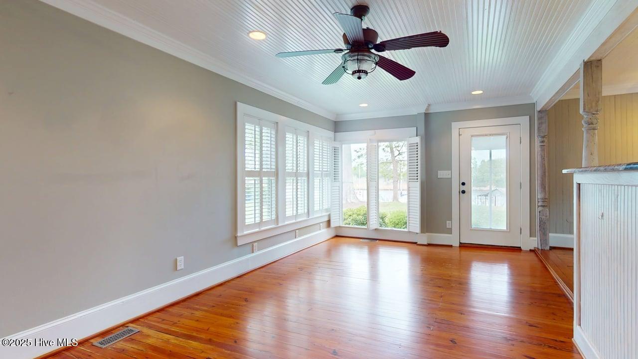 100502870 | Photo 24