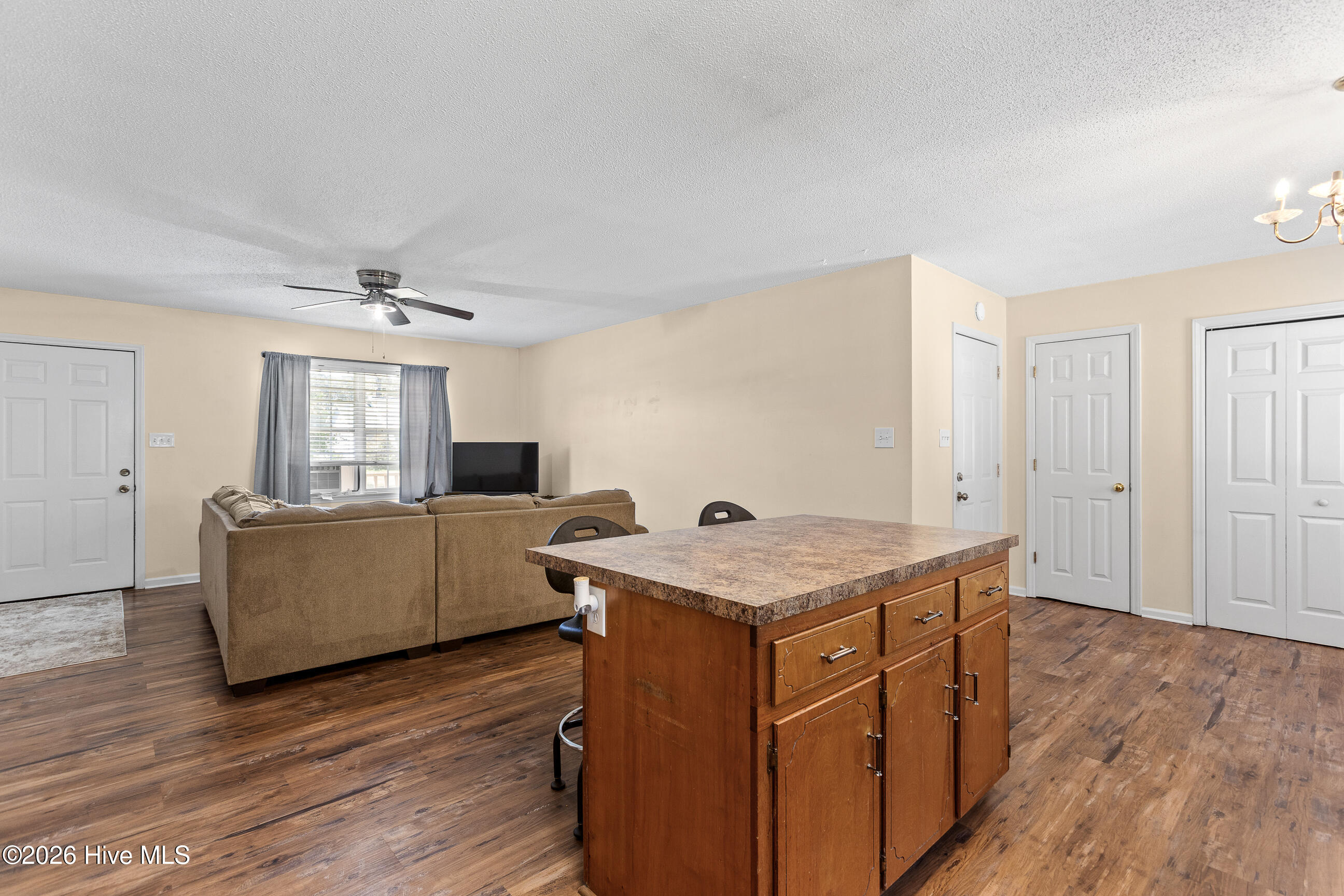 100565409 | Photo 11