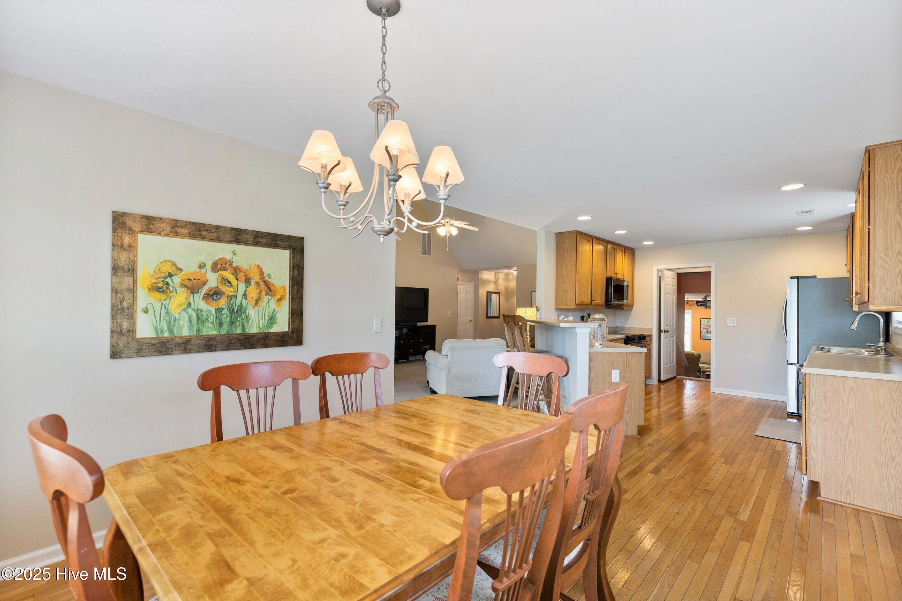 100519382 | Photo 18