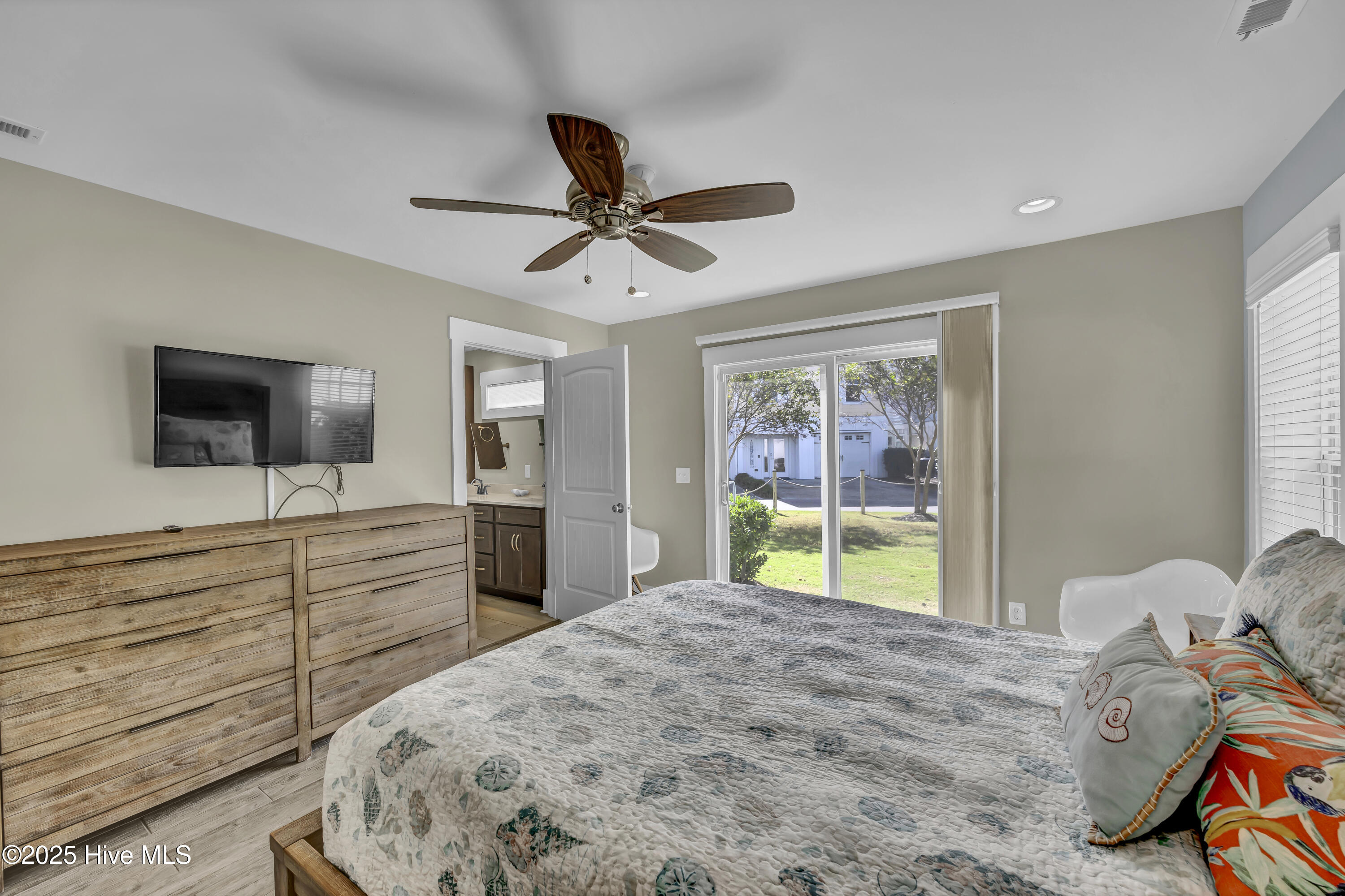 100535596 | Photo 30