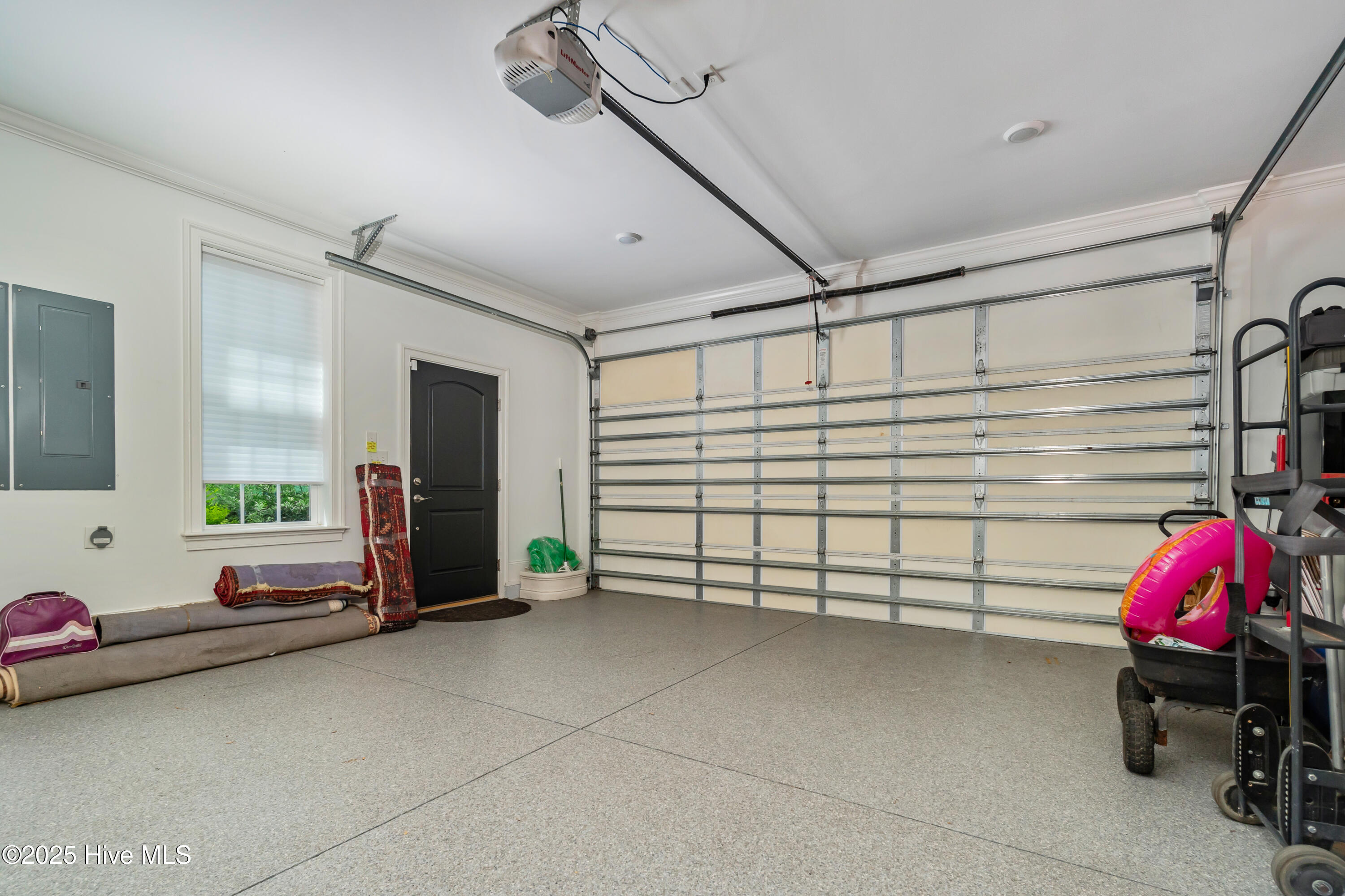 Oversize garage with epoxy floor and air conditioning