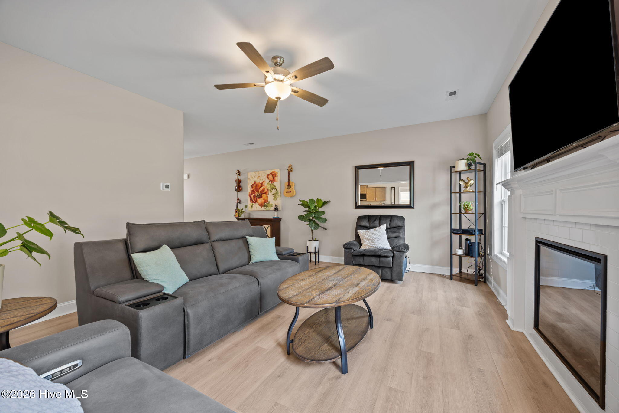 100561827 | Photo 15