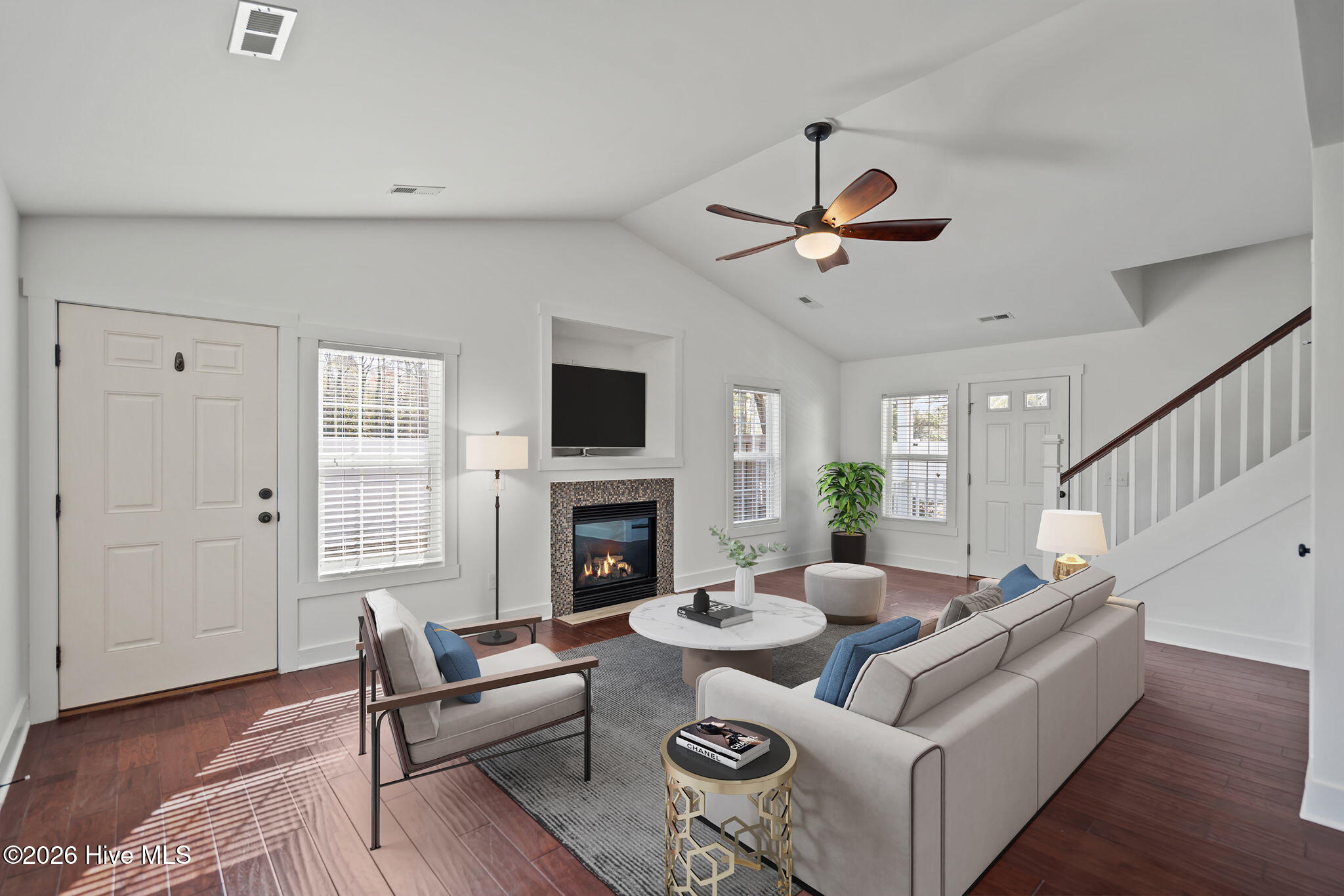 100559197 | Photo 11