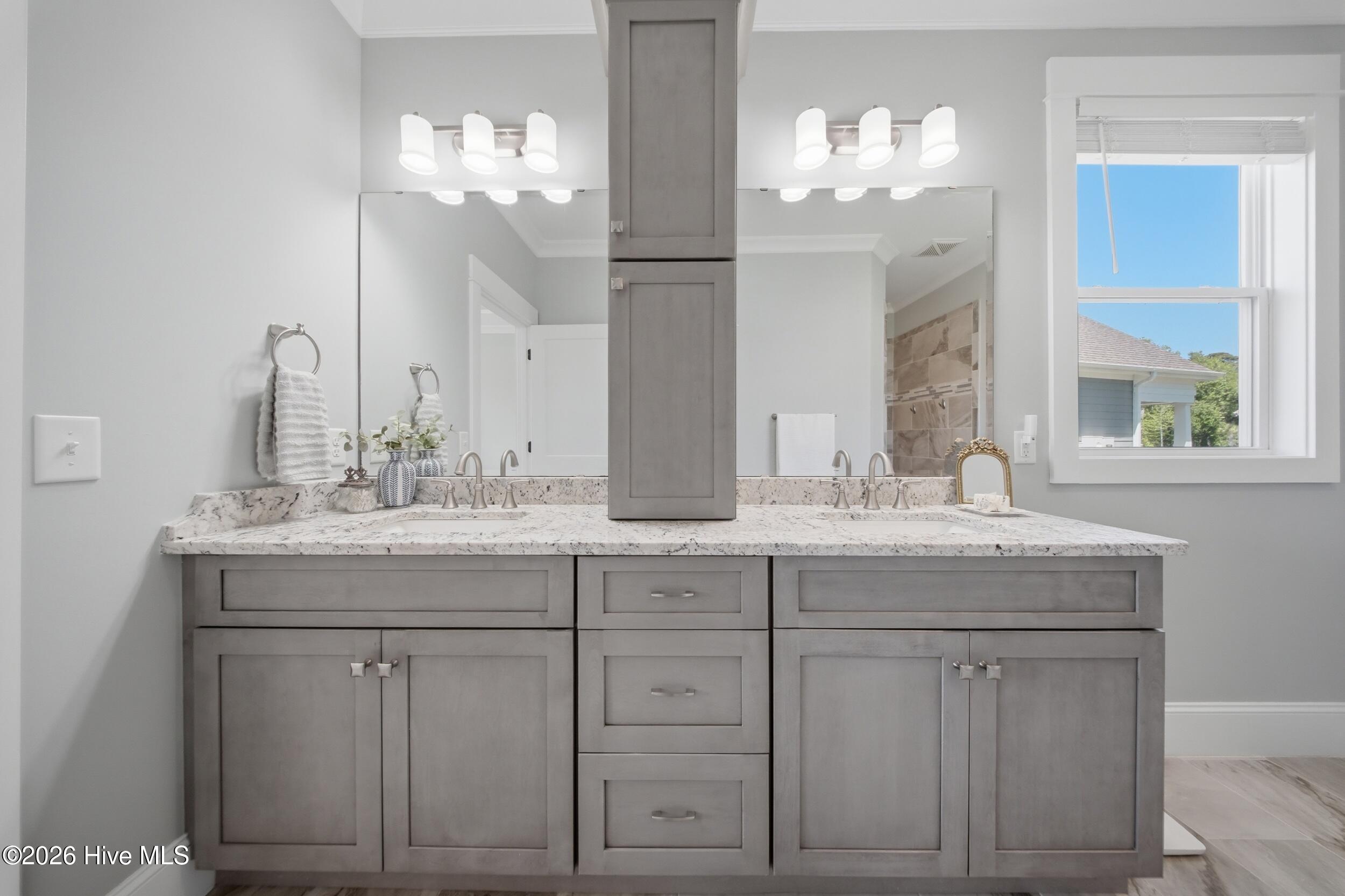 100567823 | Photo 42