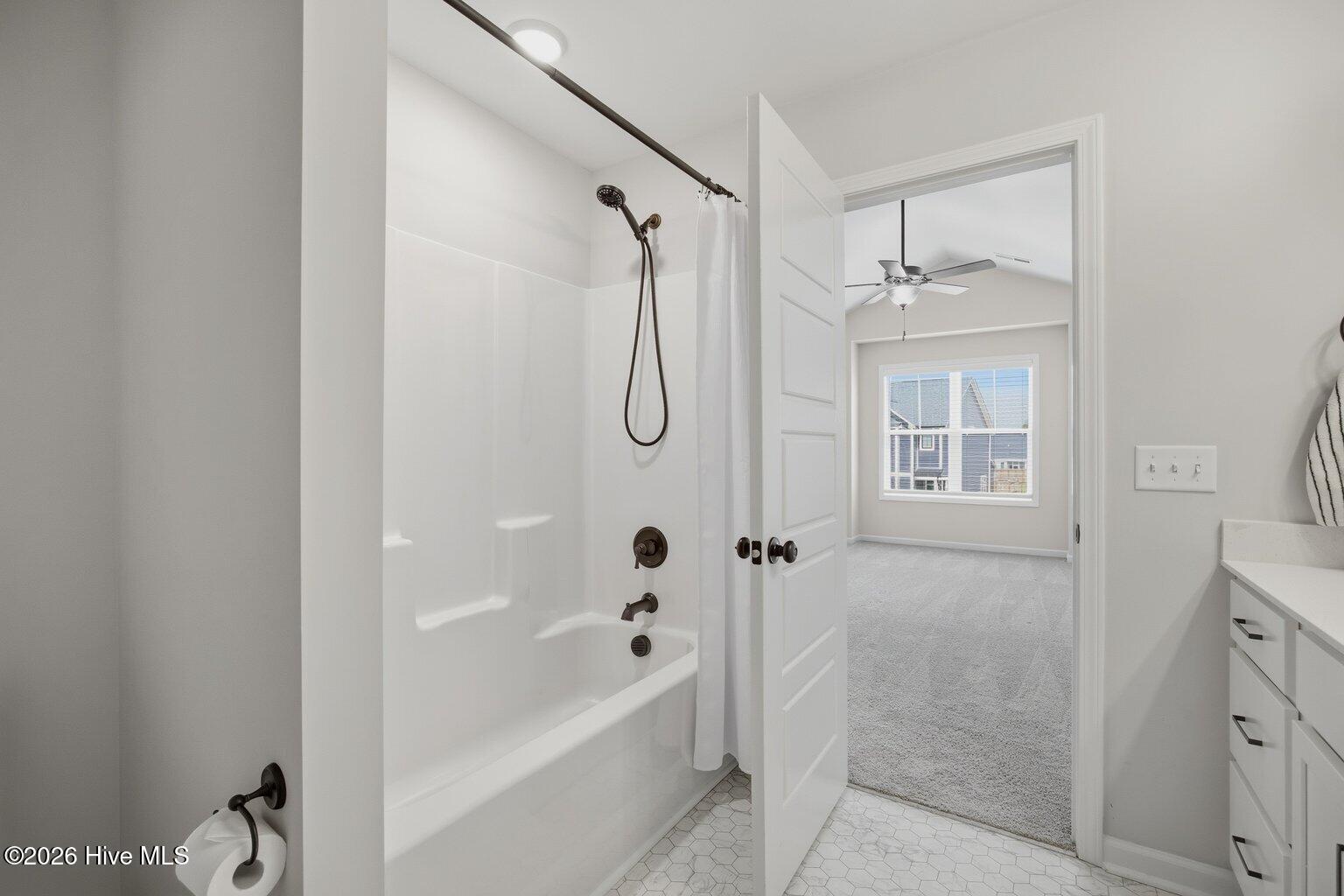 100565820 | Photo 26