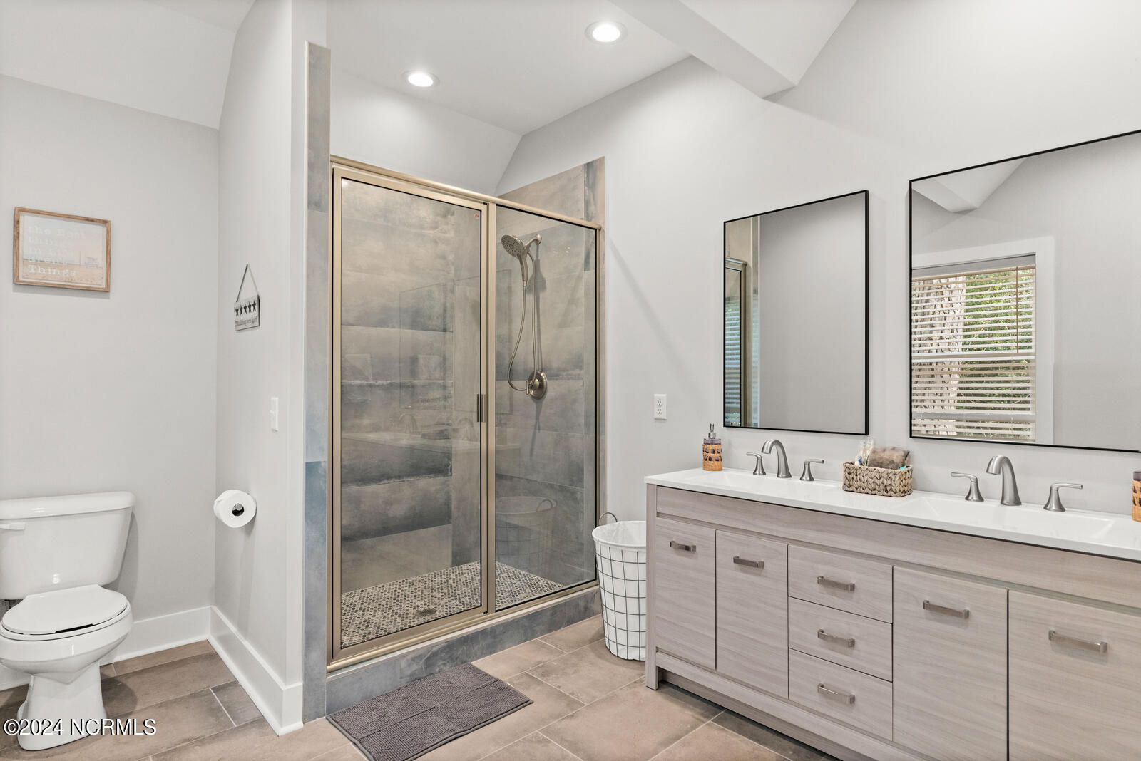 100565543 | Photo 23