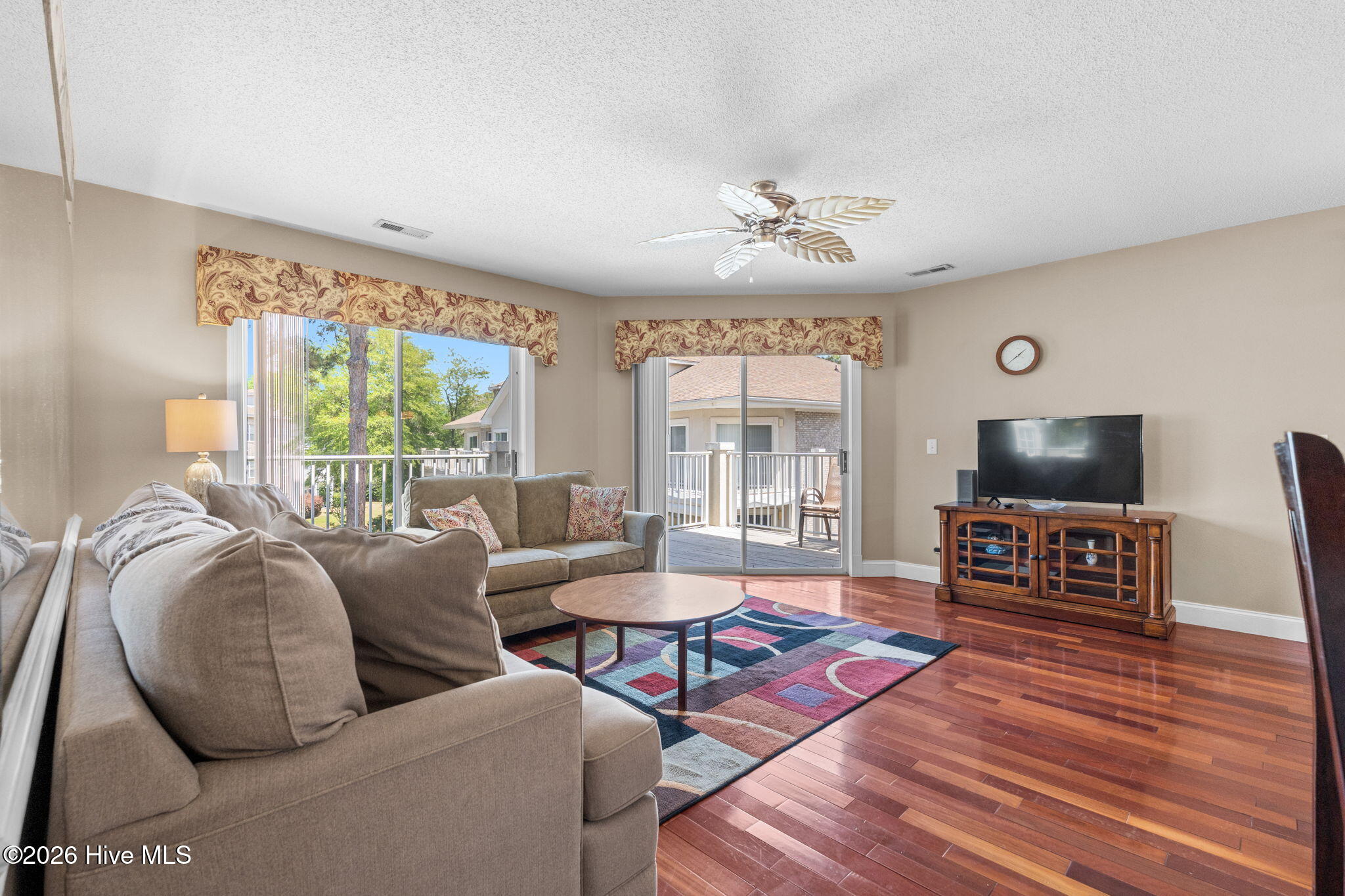 100569270 | Photo 15