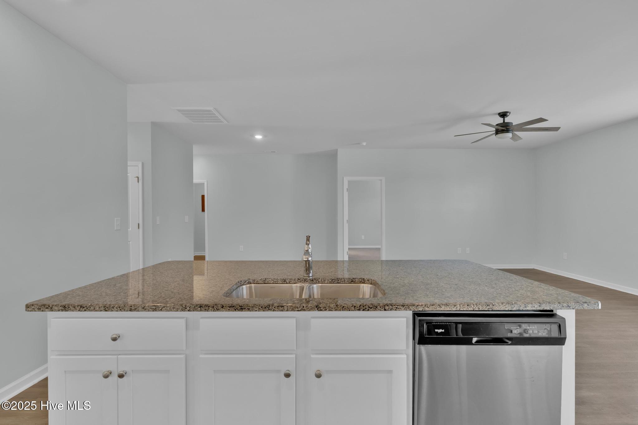 100542071 | Photo 11