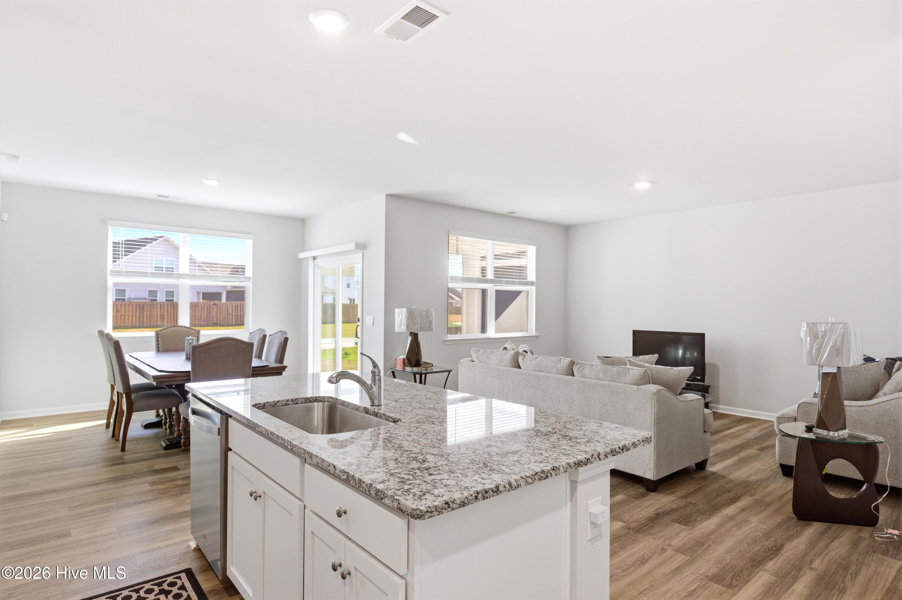 100563047 | Photo 26