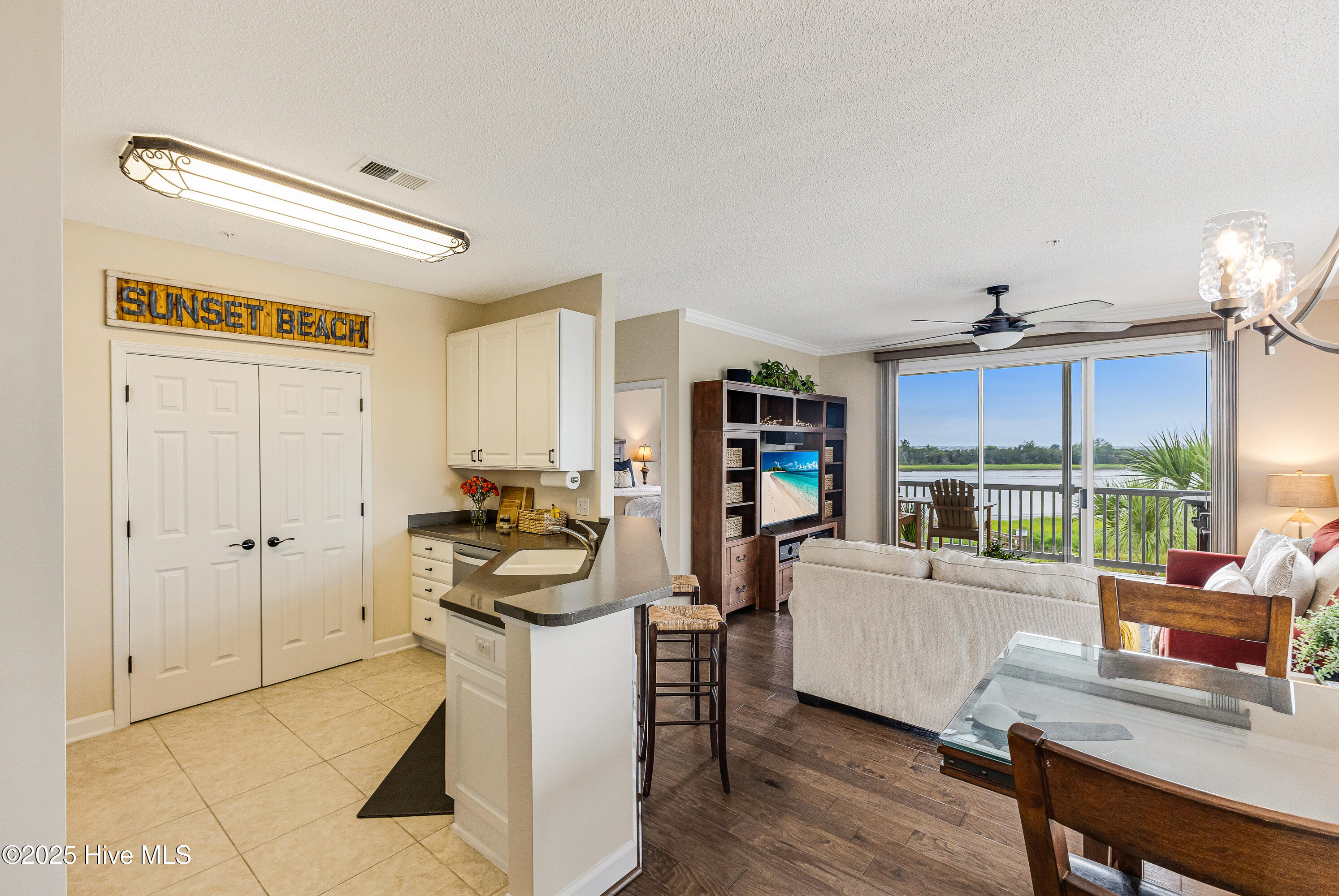 1135 Park Road SW Unit 4201, Sunset Beach, NC 28468 – photo 18: Dining area next to kitchen