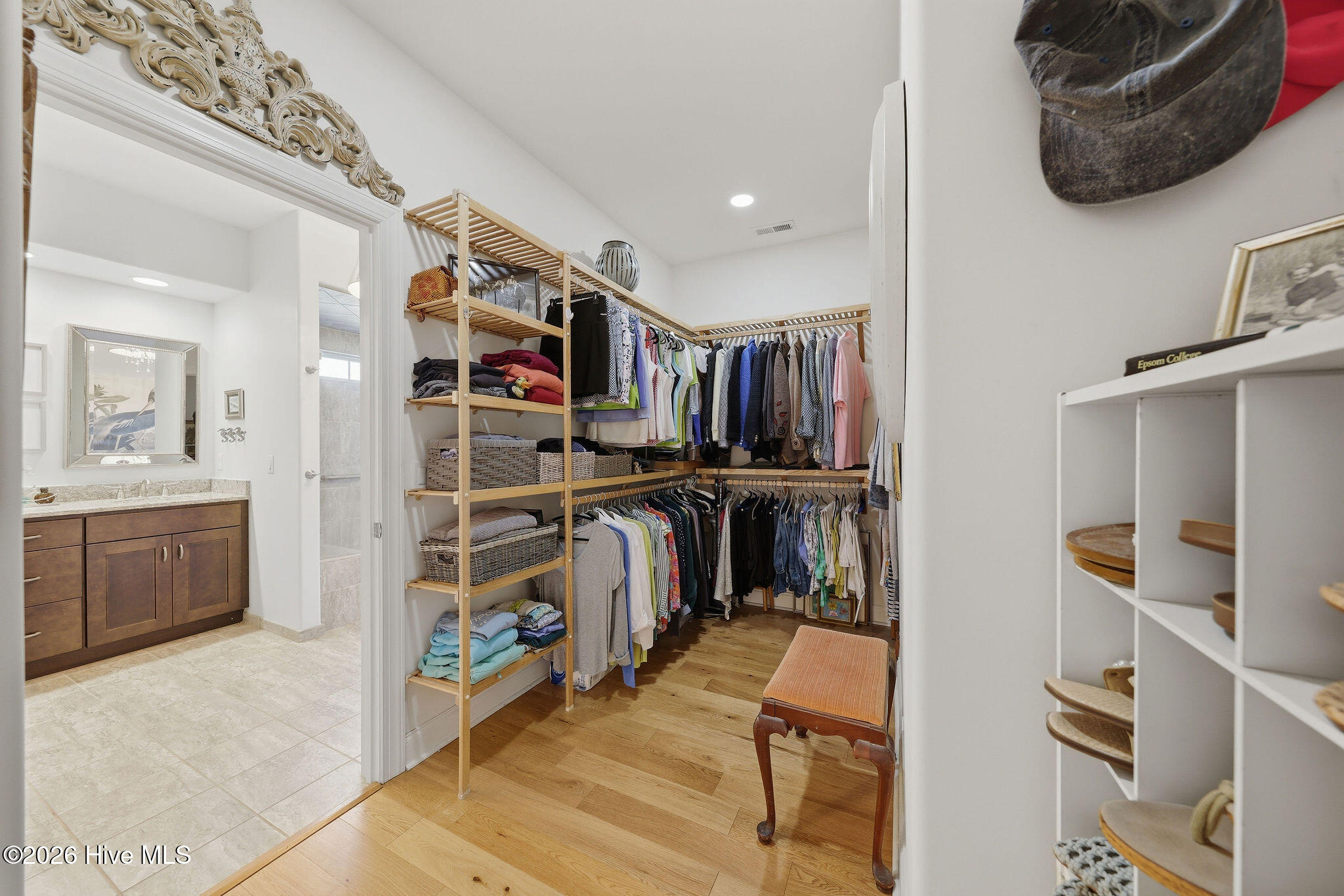 100561215 | Photo 37