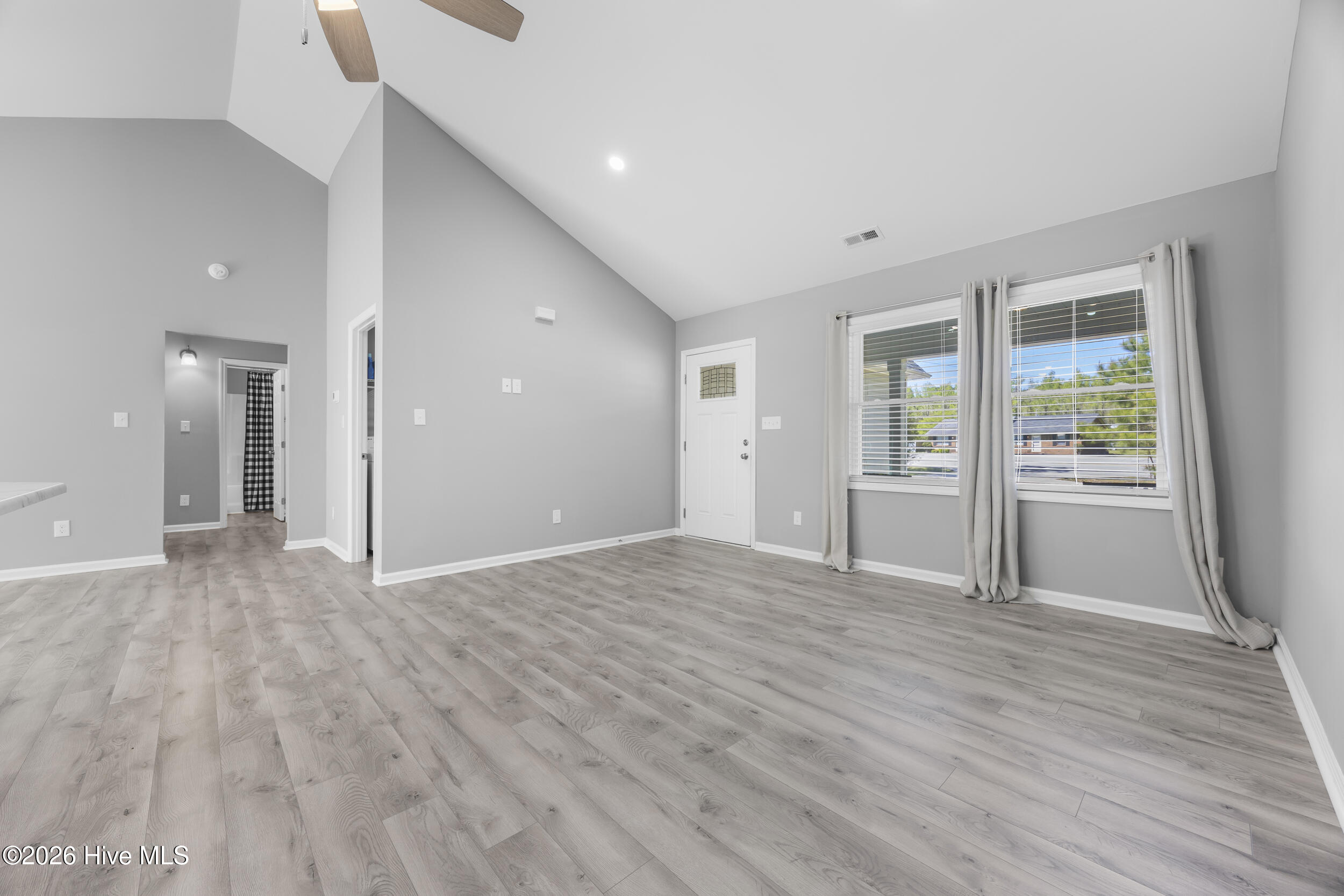 100566907 | Photo 11