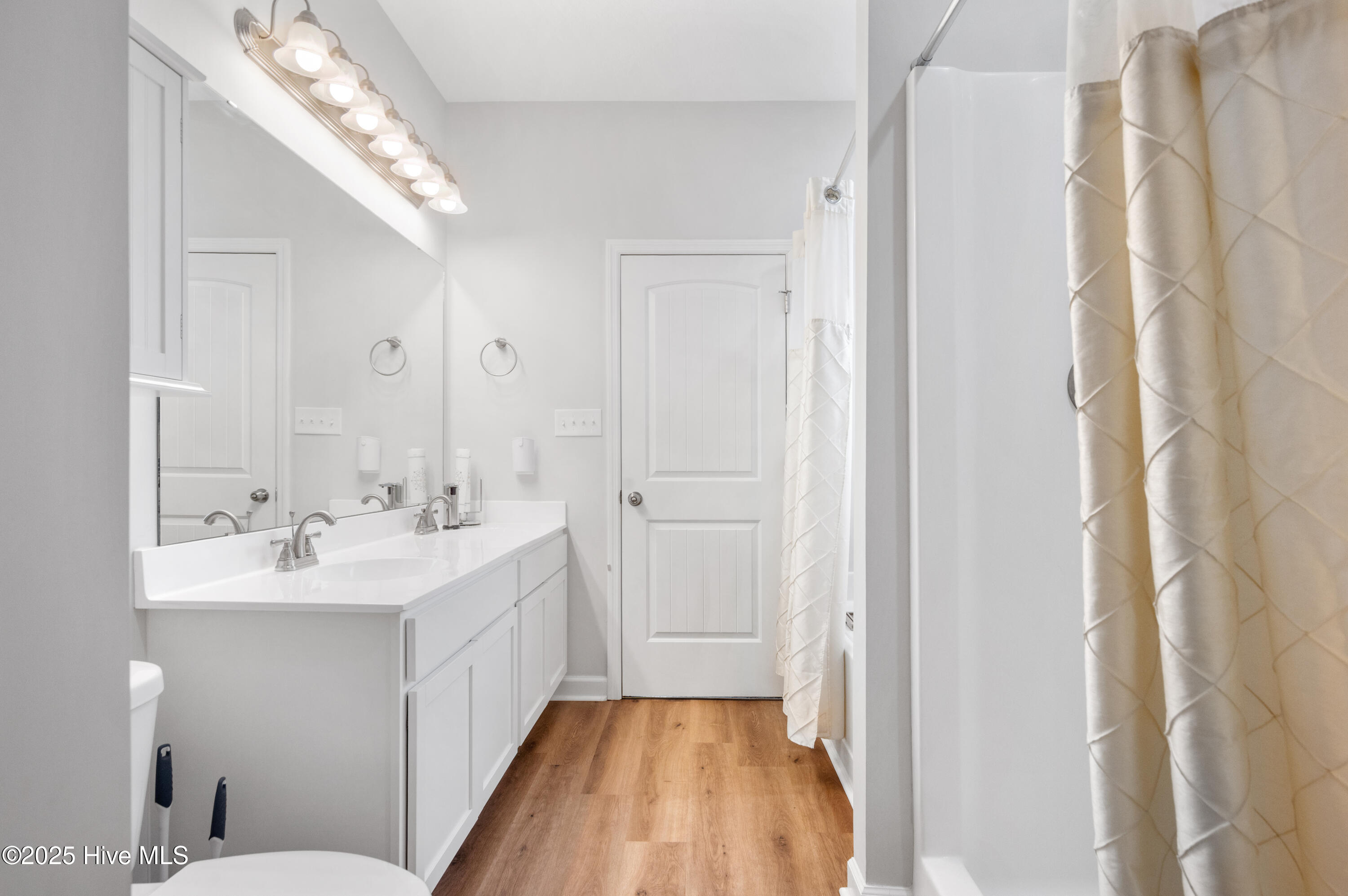 100527902 | Photo 44