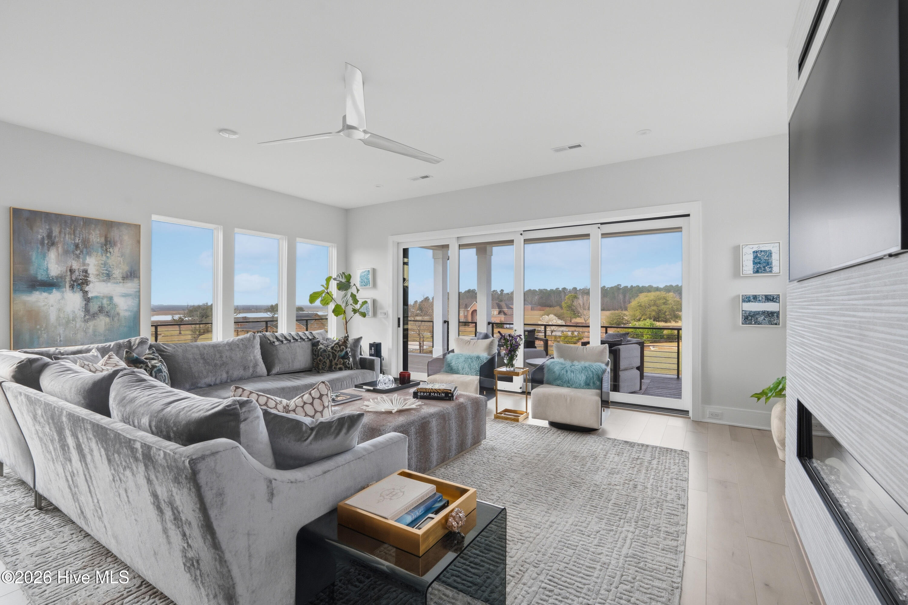 100567165 | Photo 16