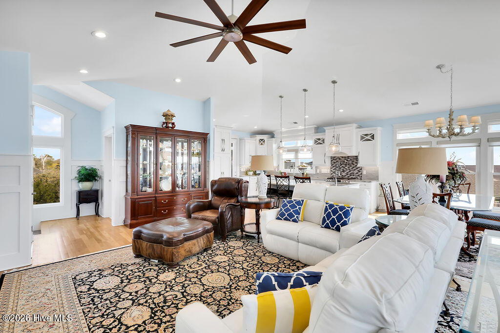 100564206 | Photo 35