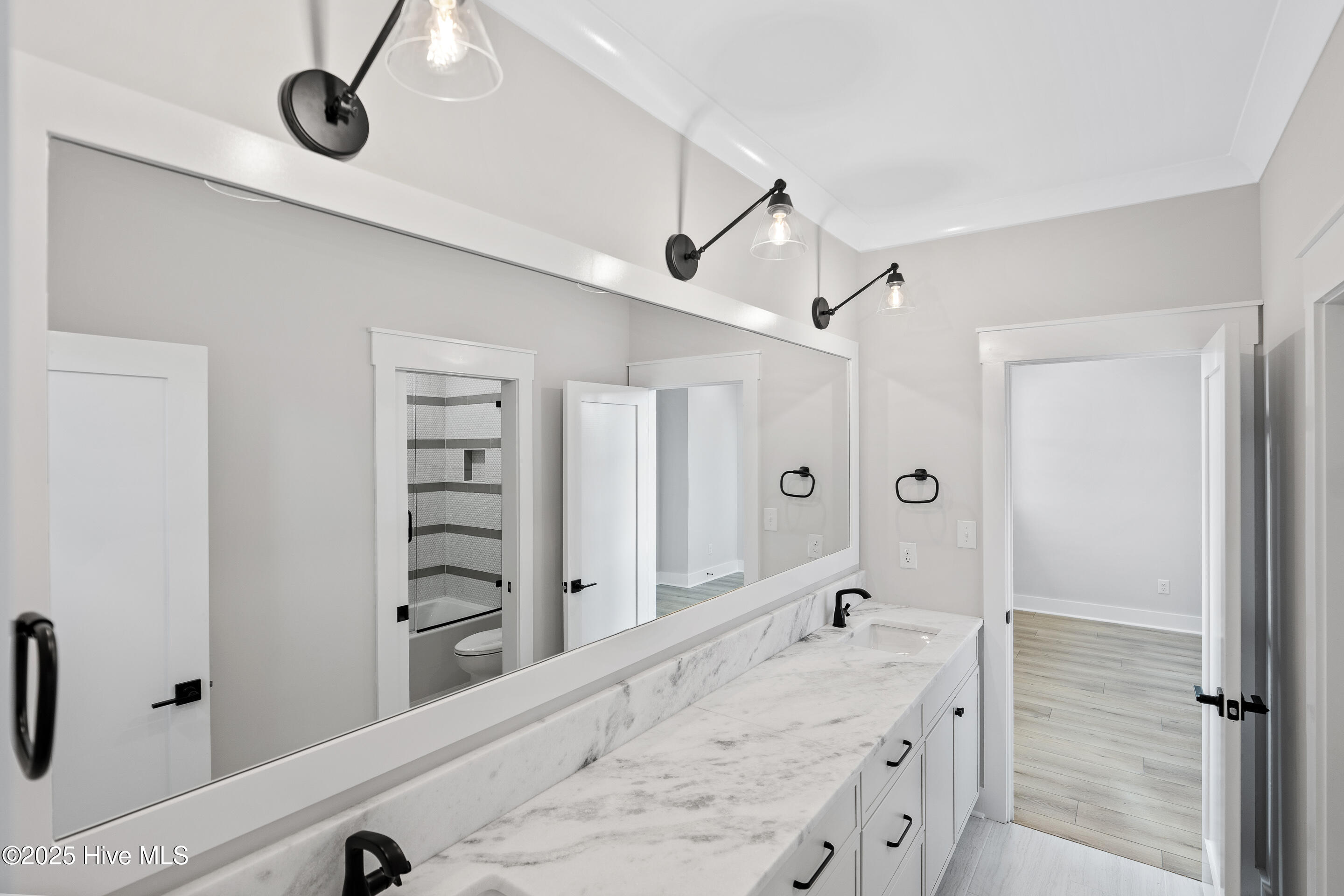 100525288 | Photo 51