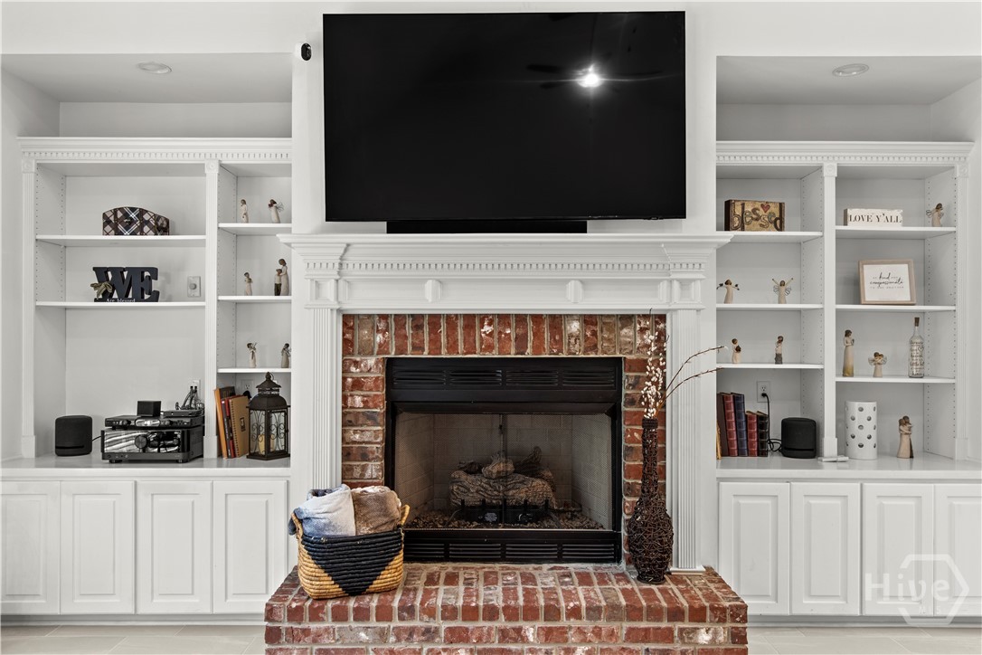 Built-ins with 1 of 2 gas fire places