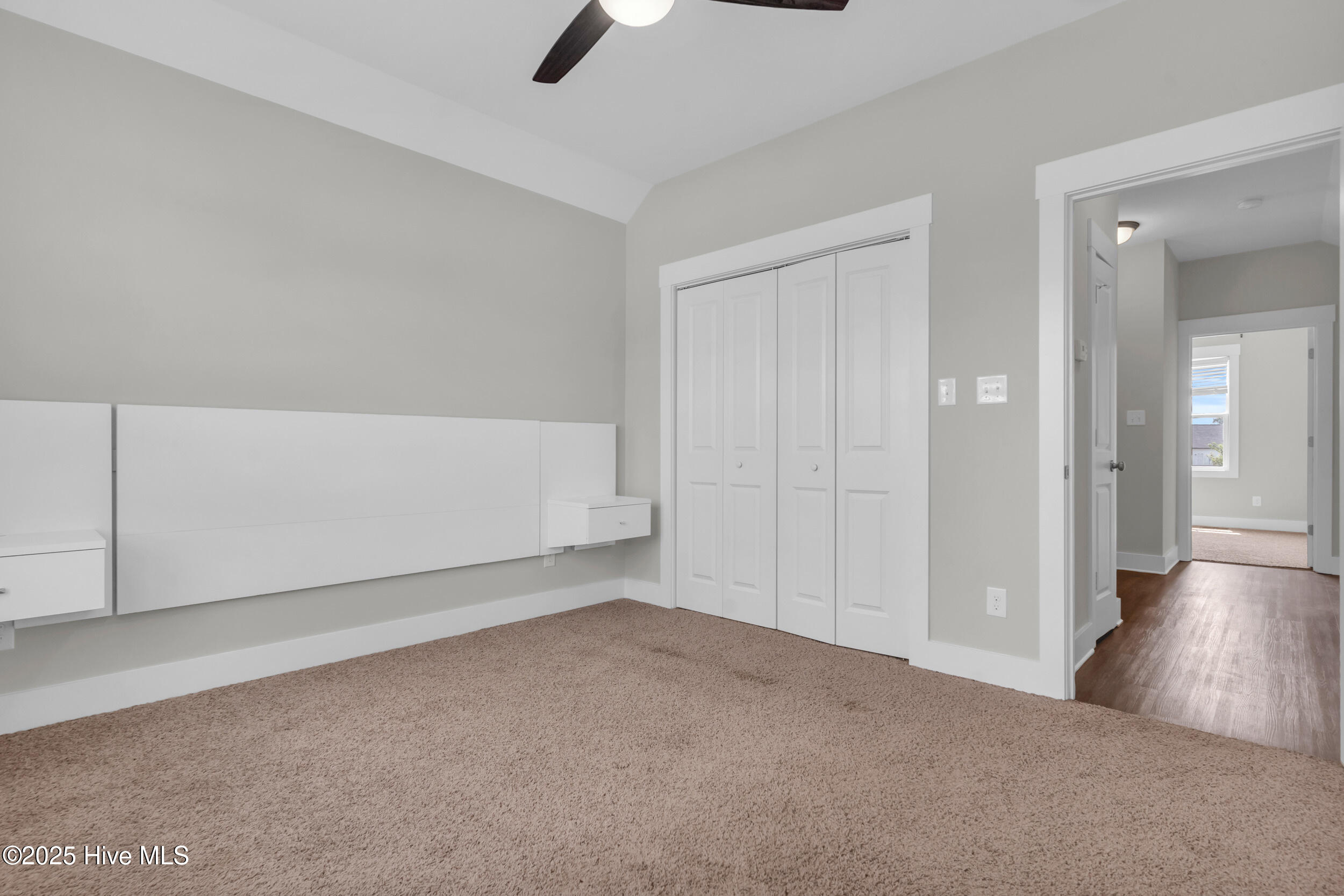 100526373 | Photo 23