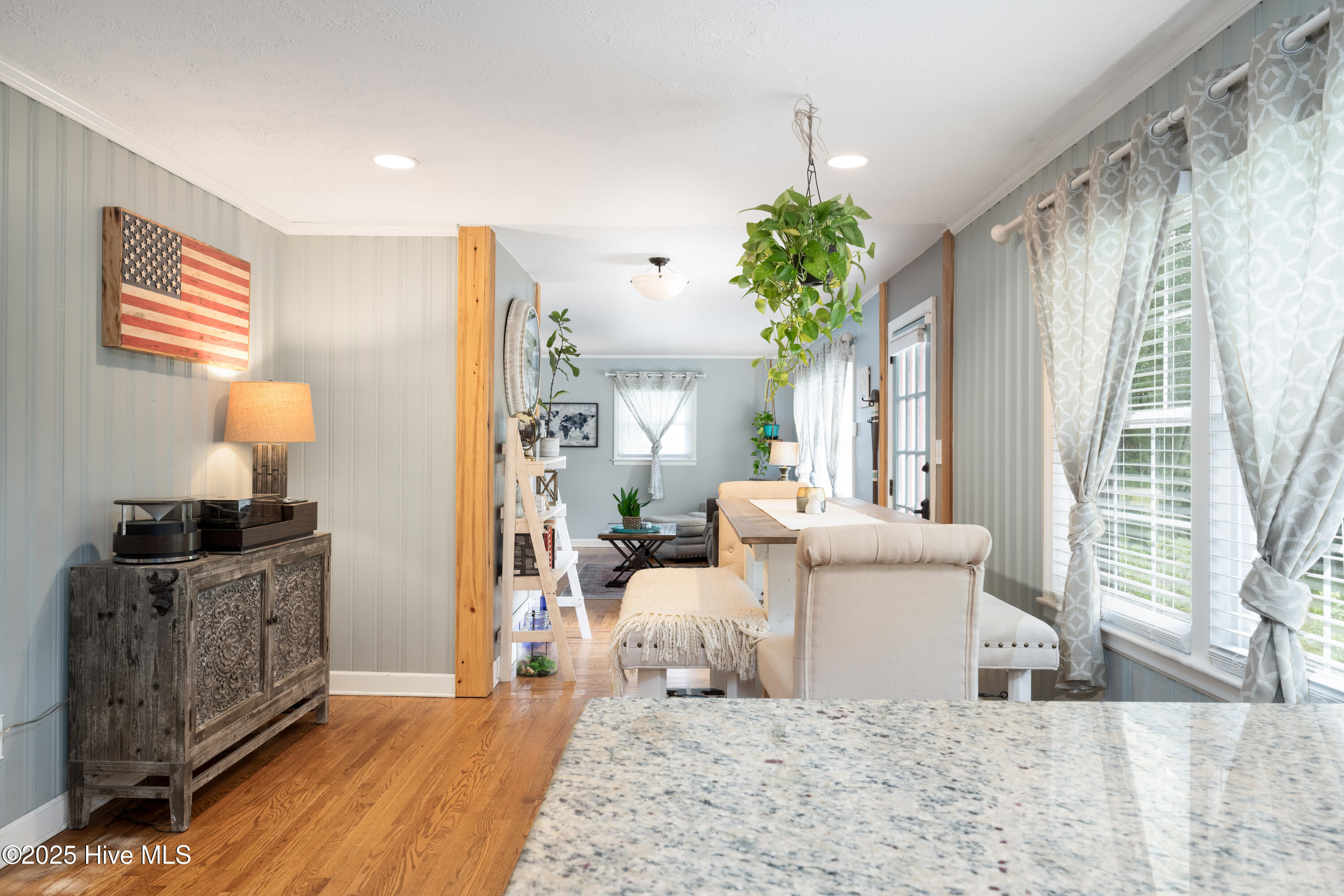 100549318 | Photo 10