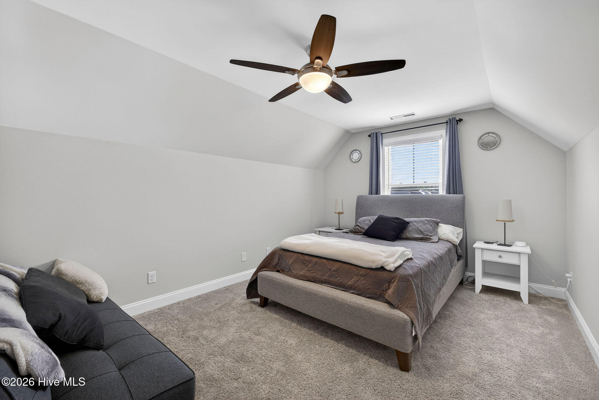 100570074 | Photo 32