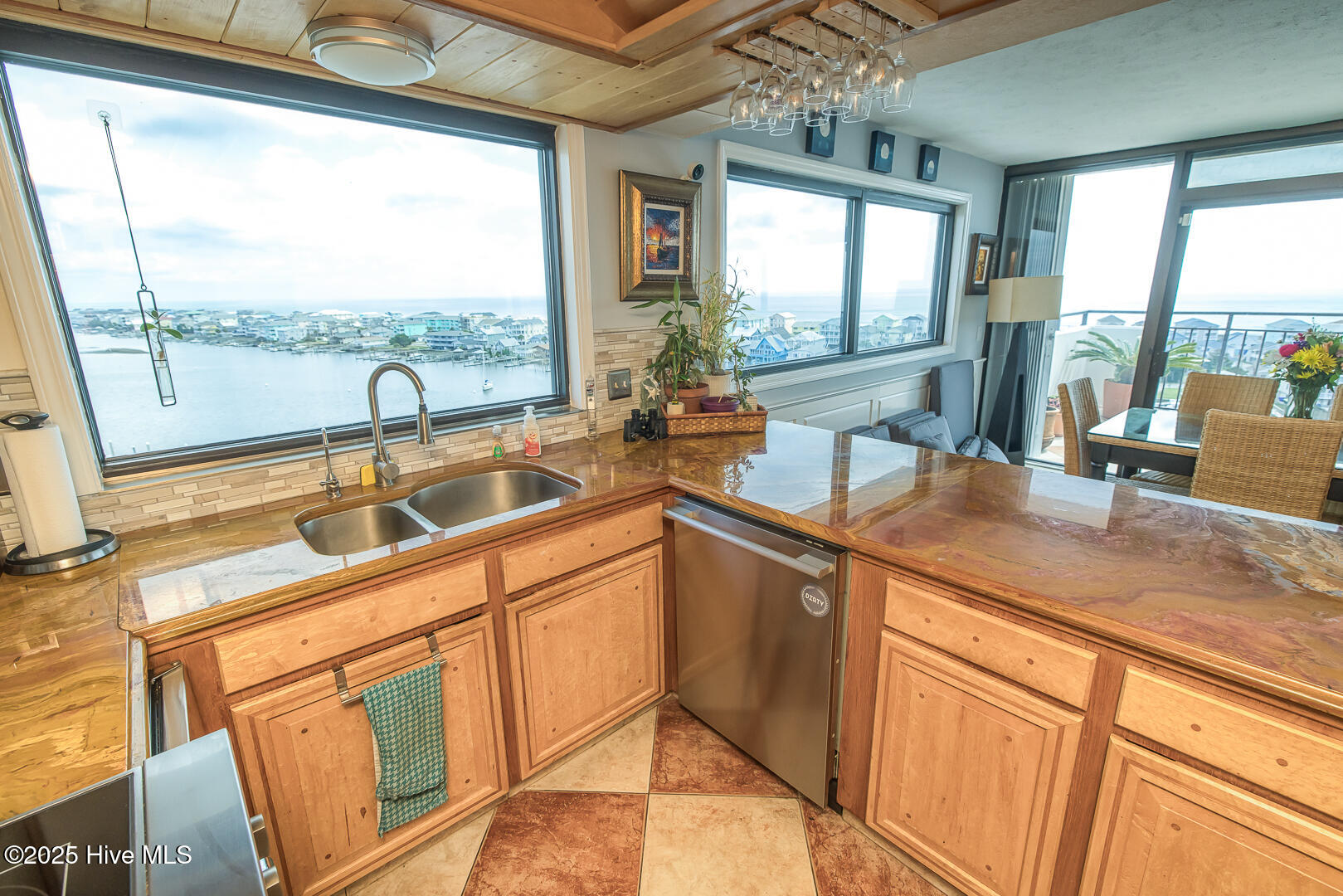 100567097 | Photo 16