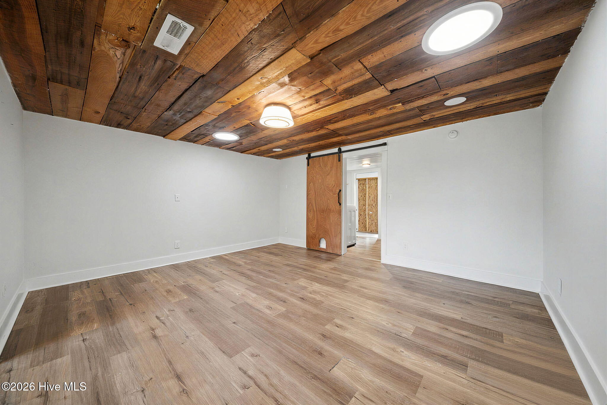 100563289 | Photo 60