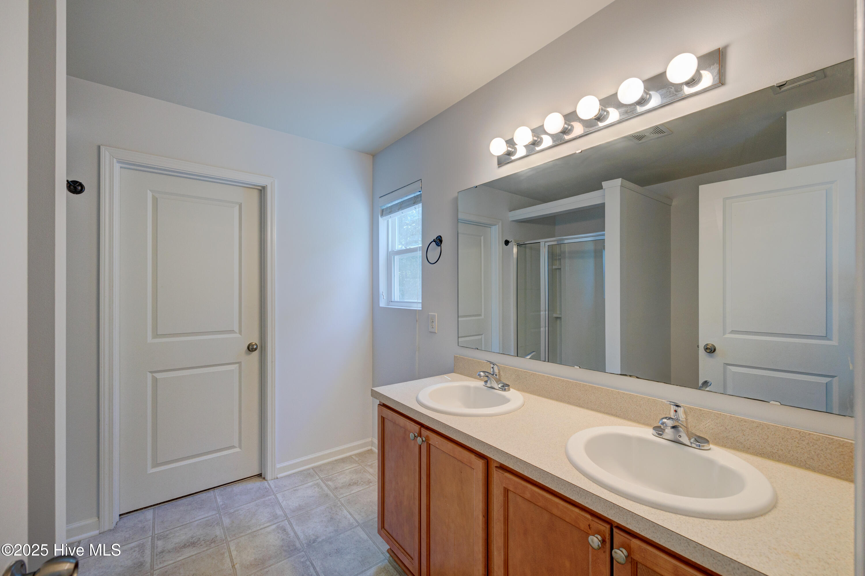 100530947 | Photo 27