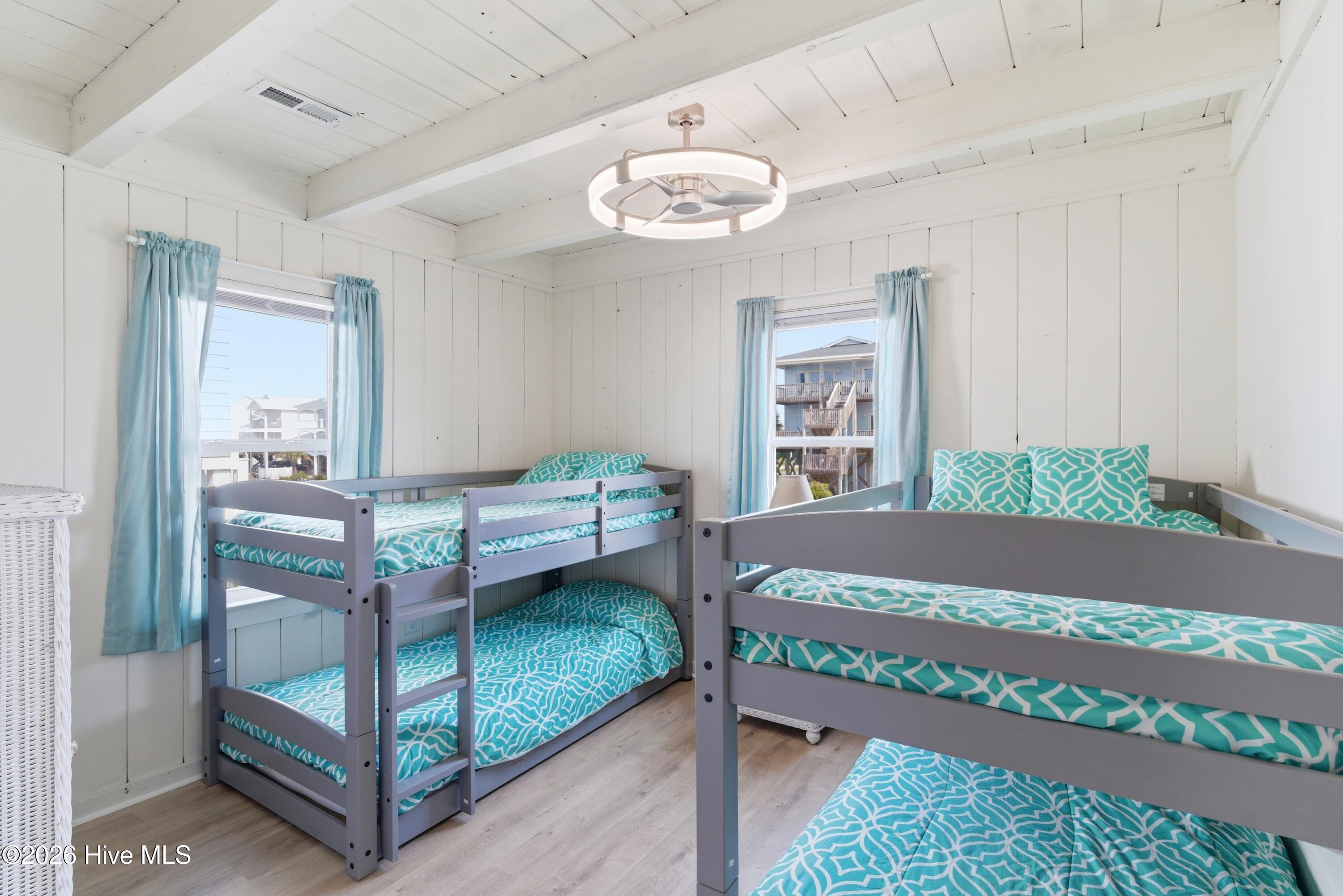 100570347 | Photo 32