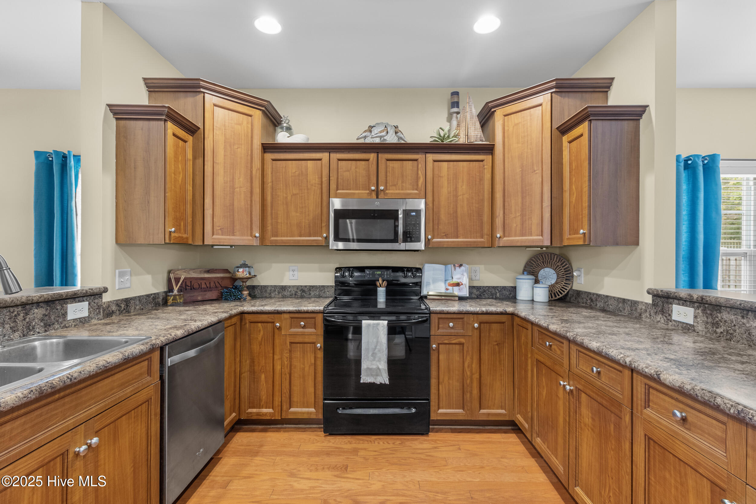 100536590 | Photo 15